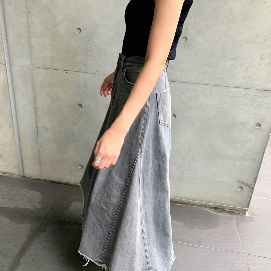 Moname Official Instagramさんのインスタグラム写真 - (Moname Official InstagramInstagram)「. ボリュームのあるフレアスカート✨ 丈感もくるぶし上なので重くなりすぎず、 女性らしく魅せてくれます。 歩くと動きが出るのでとてもきれなシルエット✨ . Black Flare Skirt No.41193234 Color. GRY ¥16,000 +tax . 163cm . #moname #モナーム#デニムコーデ #denim #jeans #ootd #デニム #フレアスカート #デニム女子 #グレー #カジュアルコーデ #シンプルコーデ #着回しコーデ #今日のコーデ#デニムスカート #スカート #スカート #着画 #ラフコーデ #きれいめコーデ #ワイドパンツ #冬コーデ #高見えコーデ #着回し #160cm #パリジェンヌ #パリジャン #グレーデニム」9月10日 17時00分 - moname.official