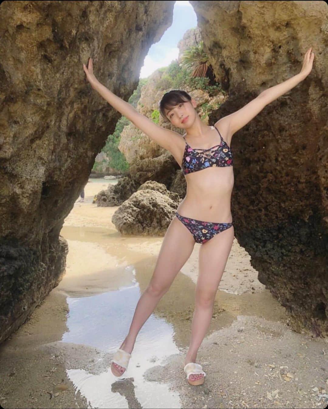 関根ささらさんのインスタグラム写真 - (関根ささらInstagram)「👙🖤💐 . . 今年はこんな状況下なこともあり、例年ほど外出してないので全然焼けていません😚✌️沖縄行ったらまっくろくろすけだなぁ、、✌🏽✌🏾✌🏿 . . #水着 #沖縄 #撮影会 #bikini #bikinigirl #bikinimodel #bikinilovers #okinawa #swimwear #gravure #idol #japanesegirl #japaneseidol #followme #アイドル #関根ささら #sasarasekine」9月10日 17時03分 - sasarasekine