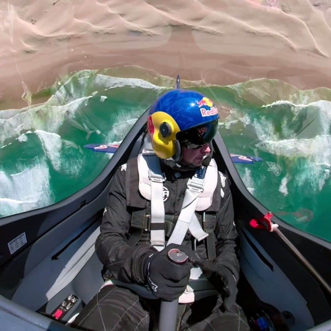 レッドブルのインスタグラム：「what do you think about when you watch this?  🛩: @flying_davidson  #redbull #givesyouwings #flying #pilot #fly #plane」