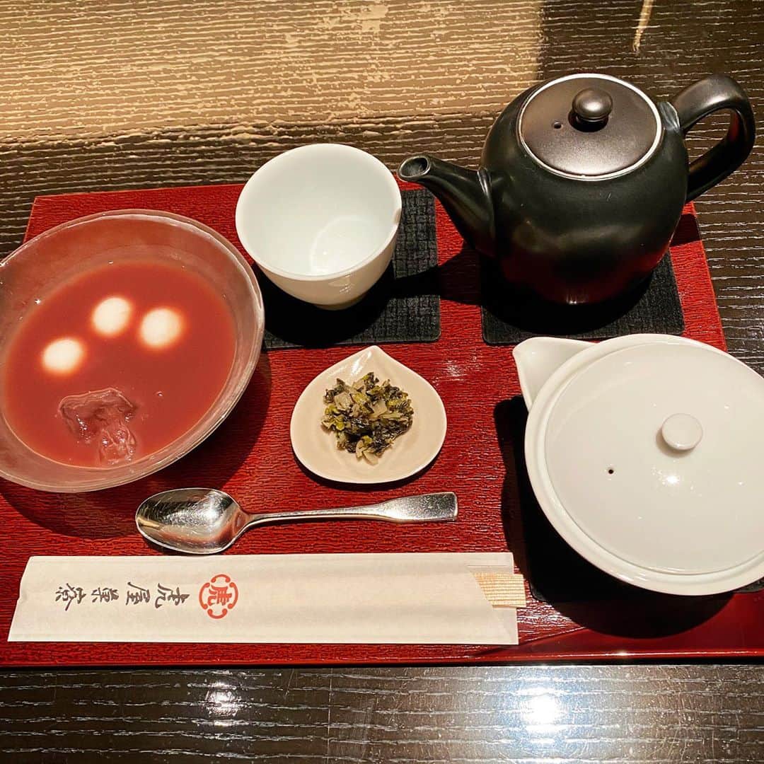 畑亜貴さんのインスタグラム写真 - (畑亜貴Instagram)「冷やし汁粉(御膳)と煎茶。見た目地味だけど静かに美味しい。白玉3つなので大事に食べます。  テーブル間がかなり広くなっていました。  #アキハタもにゅもにゅ愛」9月10日 17時03分 - akihata.jp