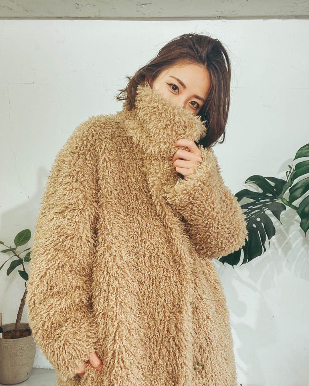 イアリサのインスタグラム：「今日の18:00〜 WCJ WINTER COLLECTIONの PREORDERが始まりますよ🐻 . 私が来てるフェイクボアのコートも予約できるので、みんな見に行ってね〜。 夏はシンプルな服だったから冬は派手にいきたい⛄️ . #WCJ」