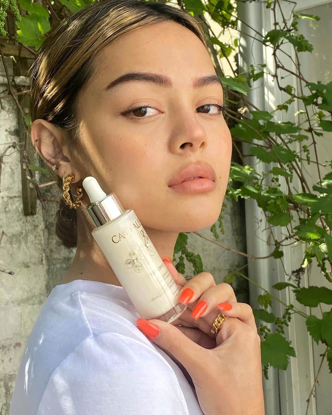 リリーマイマックのインスタグラム：「No skin makeup & no filter. Excited to show you my one month trial with the iconic @caudalie Vinoperfect radiance serum! My skin has issues with dullness, redness, sunspots & the occasional acne scars. I’m excited to see a brighter & radiant complexion using their patented viniferine (x62 more effective than Vitamin C) 🍇 😊 #Vinoperfect #DoTheBrightThing」