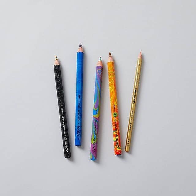 TODAY'S SPECIALさんのインスタグラム写真 - (TODAY'S SPECIALInstagram)「<マジックペンシル> . 何色が出てくるかわからない、マーブルカラーの色鉛筆5色セット . 1本の中に3色の芯がミックスされているマーブル鉛筆。角度によって色の出方が変わるので、どんな色が出てくるのかわからない面白さがあり、ただただ線を描いているだけで楽しいんです。 . しかも5本セットなので、それぞれの違いを楽しめます。何本か混ぜればオリジナルの色が作れるかもしれません。 . メモや手紙に彩りを加えたり、ちょっとしたイラストなどに。 . ■KOH-I-NOOR（コヒノール） 1790年代創立のチェコの老舗筆記具ブランド。鉛筆の製造・販売で大きく成長し、ヨーロッパ各地の学校やオフィスで多数使用されてきました。現在では4500種類以上の品揃えで世界各地で支持されています。 . 詳細はトップURLからご確認ください。 →@cibone_ts . #todaysspecial #トゥデイズスペシャル#jiyugaoka #渋谷ヒカリエ #ルミネ新宿 #神戸bal #京都bal #東京ミッドタウン日比谷」9月10日 17時10分 - cibone_ts