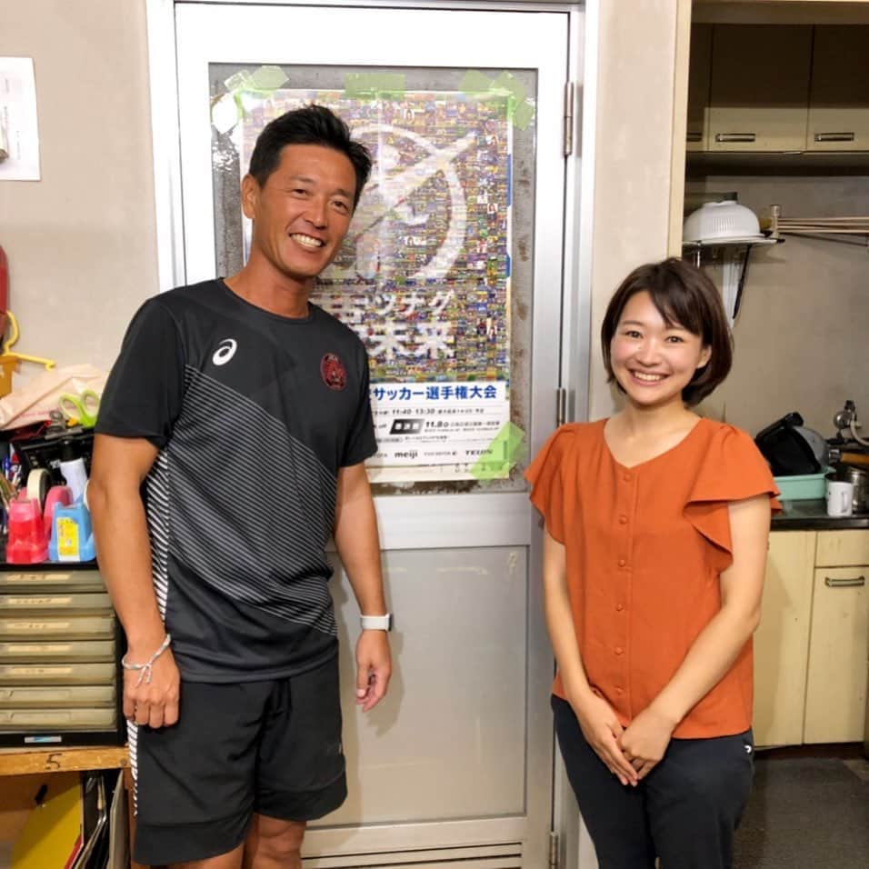 有田優理香のインスタグラム：「会う人みんなに「焼けたね～」って言われます、有田です。ここ３週間で急速に黒くなりました。毎年恒例、高校サッカー焼けです。  さて、あすの「キニナル」は高校サッカーについてです！ コロナ禍でも動きを止めず挑戦を続けた安芸南高校サッカー部を取材しました。  12年前の選手権で広島皆実を全国優勝に導いた藤井監督。20年以上の教員生活の中でも経験したことのない苦境、監督として、教師としてどのように生徒にアプローチしたのか。指導法にも注目です。（さわやかな藤井監督！私よりも黒い！笑）  あすのテレビ派18時台のニュースぜひご覧ください☺️  #高校サッカー選手権 #安芸南高校サッカー部 #広島テレビ　#テレビ派　#キニナル」