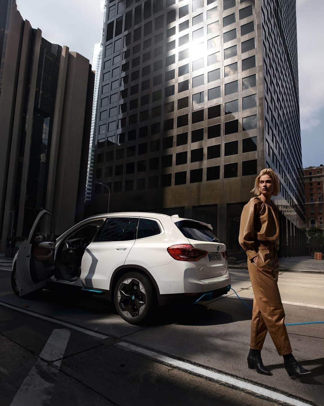 BMWのインスタグラム：「The electric edge of joy. The first-ever BMW iX3. #THEiX3 #BMW #iX3 #BMWi #BornElectric __ BMW iX3: Energy consumption in kWh/100 km (combined): 17.8–17.5. CO2 emissions in g/km (combined): 0. Further information: www.bmw.com/disclaimer.」