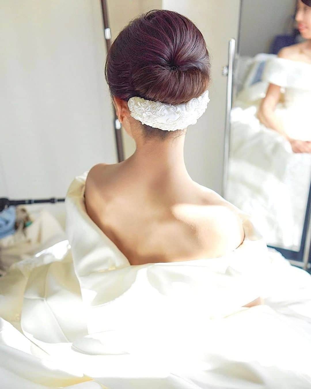 ♡プラコレWedding·⋆*さんのインスタグラム写真 - (♡プラコレWedding·⋆*Instagram)「@placolewedding【#Dressy花嫁 】【#プラコレ】をつけて投稿&フォローしてね♩ . ＝＝＝＝＝＝＝＝ . 「一生に一度の大切な日だからこそ 最高に輝けるヘアメイクを。」  そんな思いを込めて立ち上げられた Lilian bridal [ @lilian.bridal ] さん。  華やかなヘアスタイルがとても多く、 様々なスタイルを提案してくれます👰💕  🧰 全国への出張も可能だそうですよ♩  >カバーのウェディングヘアは、 ふわふわローポニーのお色直しヘア◎ エクステを使って長さを足しているようです💍 . ------------------------------------------- 👰 @lilian.bridal お問い合わせは、LINE @lilian_wedding又はHPから💭 . ＝＝＝＝＝＝＝＝ 『#Dressy花嫁』『#プラコレ』の ハッシュタグをつけて写真をUPしてね✦ 花嫁アプリ『Dressy by プラコレ』の 記事に掲載＆リグラムされるかも♩ . みなさまからのいいねや保存 コメントをお待ちしています❤️ 「このウェディングドレス可愛い！」 「ヘアスタイルも気になる！！」 「今の花嫁さんの流行りは！？」etc. . ＝＝＝＝＝＝＝＝ 花嫁アプリでは、 プロのアドバイザーに結婚式の相談を何度でも♡ ウェディングドレスの記事や、 自分のウェディングレポを残せちゃう♡” . ＞＞＞TOPのURLからcheck ⋈ @placolewedding ＞＞＞結婚のご相談は プラコレウェディングアドバイザーへ♡ @wedding_adviser ＞＞＞ウェディングレポを残したいなら、 farny by プラコレをcheck ✎ @farny_wedding ＞＞＞ウェディングアイデア＆DIYは ドレシーアイデアcheck ❁ @dressy_idea >>>素敵なドレスに出会いたい花嫁さま♡ @dressyonline_をcheck . ＝＝＝＝＝＝＝＝＝＝＝＝＝＝＝＝ . #プレ花嫁 #卒花 #花嫁 #卒花嫁 #結婚 #結婚式 #結婚準備 #花嫁準備 #weddingtbt #weddinghair #ヘアスタイル #編みおろし #花嫁コーディネート #試着レポ #farnyレポ #2020冬婚 #2020秋婚 #2021春婚 #hairstyle #ローポニー #ブライダルヘアメイク #ヘアアレンジ #編みおろしヘア #ウェディングヘア」9月10日 17時14分 - placole_dressy