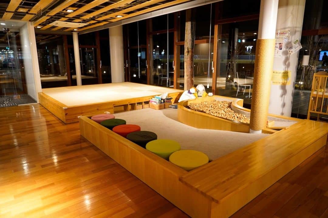 福島県さんのインスタグラム写真 - (福島県Instagram)「【みんなの交流館 ならはCANvas】  復興が進む楢葉町民の思いをもとに設計された交流施設。ガラス張りの空間に、ソファ・キッズスペース・畳の間などがあり、まるでみんなのリビング。飲食も自由で、電源付きのワークスペースも完備。ショッピング施設に隣接し、町内外誰でも利用可能です。  #楢葉町 #相双地方  #福島県  #narahatown #fukushima  #traveljapan  #futurefromfukushima  #ふくしまからはじめよう  #新しい生活様式からはじめよう」9月10日 17時18分 - realize_fukushima