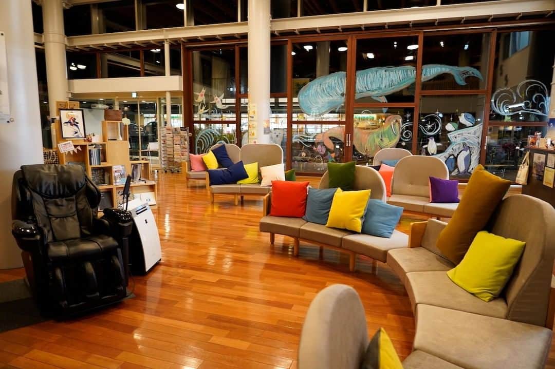 福島県さんのインスタグラム写真 - (福島県Instagram)「【みんなの交流館 ならはCANvas】  復興が進む楢葉町民の思いをもとに設計された交流施設。ガラス張りの空間に、ソファ・キッズスペース・畳の間などがあり、まるでみんなのリビング。飲食も自由で、電源付きのワークスペースも完備。ショッピング施設に隣接し、町内外誰でも利用可能です。  #楢葉町 #相双地方  #福島県  #narahatown #fukushima  #traveljapan  #futurefromfukushima  #ふくしまからはじめよう  #新しい生活様式からはじめよう」9月10日 17時18分 - realize_fukushima