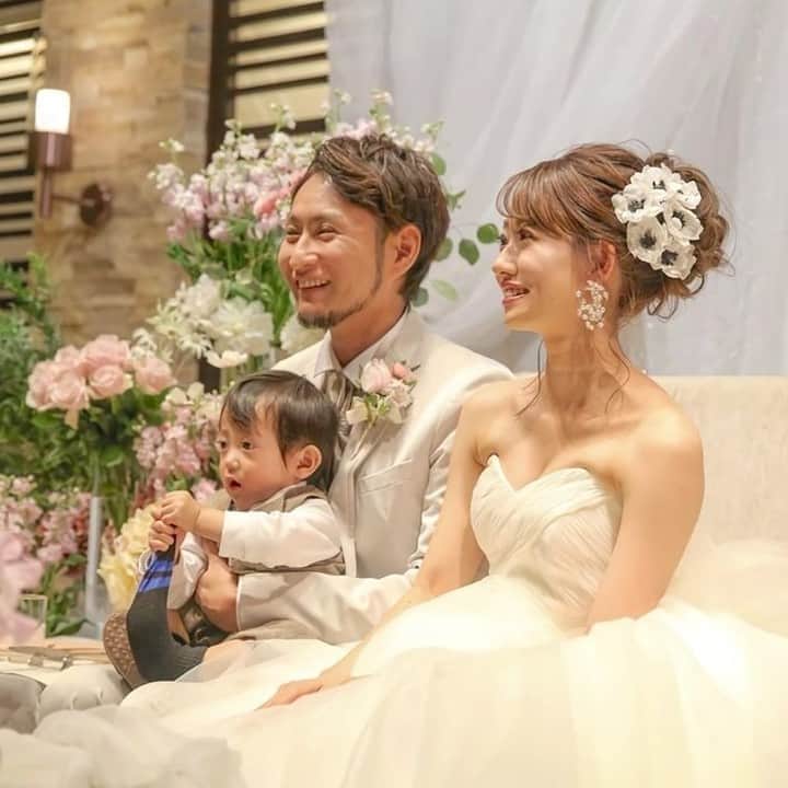 のインスタグラム：「@farny_weddingをフォローして #プラコレ #farnyレポ を付けて投稿してくださいね♥ . :-: :-: :-: :-: :-: :-: :-: :-: :-: 本日紹介したいウェディングフォトは・・・ @wd1215__ さん♡ . 幸せ溢れるご家族3shot👩‍👩‍👦 𝐇𝐚𝐢𝐫 𝐒𝐭𝐲𝐥𝐞は、 アップスタイルにアネモネ* パールのアクセサリーをつけた 上品で愛らしい花嫁コーディネートに♡  ピンクの薔薇の装花に溶け込み ロマンチックな雰囲気を演出していますね* . ==================== 💒:#センティールラセゾン千秋公園 @weddingsensyukoen  ==================== \\花嫁ライター募集中// @farny_wedding の DMより”Farny 花嫁ライター希望”とお送りくださいね◎ 担当者から折り返しご連絡さしあげます⁂ . \\花嫁アプリ // プロのアドバイザーに結婚式の相談を何度でも♡ ウェディングドレスの記事や、 自分のウェディングレポを残せちゃう♡” . ＞＞＞TOPのURLからcheck ⋈ @placolewedding ＞＞＞結婚のご相談は プラコレウェディングアドバイザーへ♡ @wedding_adviser ＞＞＞ウェディングレポを残したいなら、 farny by プラコレをcheck ✎ @farny_wedding ＞＞＞ウェディングアイデア＆DIYは ドレシーアイデアcheck ❁ @dressy_idea . ┈┈┈┈┈┈┈┈┈┈┈┈┈┈┈┈┈┈┈ #プレ花嫁 #卒花嫁 #結婚準備 #結婚式 #結婚式場 #当日レポ #撮影指示書 #weddingtbt #ウェディングフォト #ブライダルフェア #卒花しました #farnyレポ #前撮り #2020秋婚 #2020冬婚 #挙式 #令和花嫁 #全国のプレ花嫁さんと繋がりたい #パパママ婚 #家族婚 #会場コーディネート #アネモネ #アネモネヘア #会場装花 #高砂  #会場コーディネート #お団子ヘア」