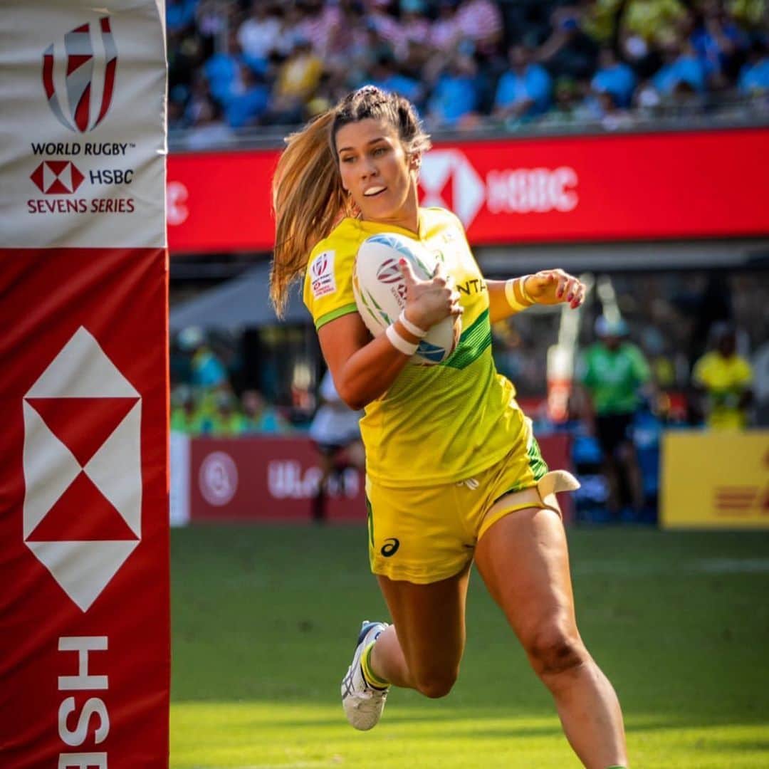 シャルロッテ・キャスリックのインスタグラム：「I don’t usually share anything overly personal on my account but today being RUOK day I thought I’d share a little insight into me. I think it’s an incredible campaign and it’s great Australians are so aware of mental health now but I think we also need to start normalising the use of pysch services.  Throughout the last 6 months my world completely changed by firstly something I’d been working towards for 4 years suddenly being postponed. @lewiholland moved away to continue trying to play some sort of rugby while his 7’s program was all but falling apart in the background, we had to postpone our wedding and were under financial strain with taking huge pay cuts to help RA survive this time as best the business could. We’d gotten through the worst of the drought (fingers crossed) on our farm in Qld, holding on and recovering. We are forever grateful for our family that help us with it, but it sucks as hands on people having to rely on others to do our work. Everything that was once in my control suddenly wasn’t and I had no idea how to cope. Everyone was going through their own challenges in this time so I felt it was really hard to talk about it because I thought ‘someone else is worse off’ but really, it was ok for me to feel sad, unmotivated and frustrated at all the change in my life. Our head physio recommended chatting to someone else outside of my normal bubble and it was the best thing I could have done. An outside perspective that helped me cope through stressful situations I’d never been in before. I think of myself as resilient and strong and talking to a psych doesn’t make me any less of those things. In summary I think it’s a wonderful thing checking in on each other and we should do this everyday, but just like looking after our muscles we need to look after our minds. At the end of the day it is our most powerful tool for success. 😘」
