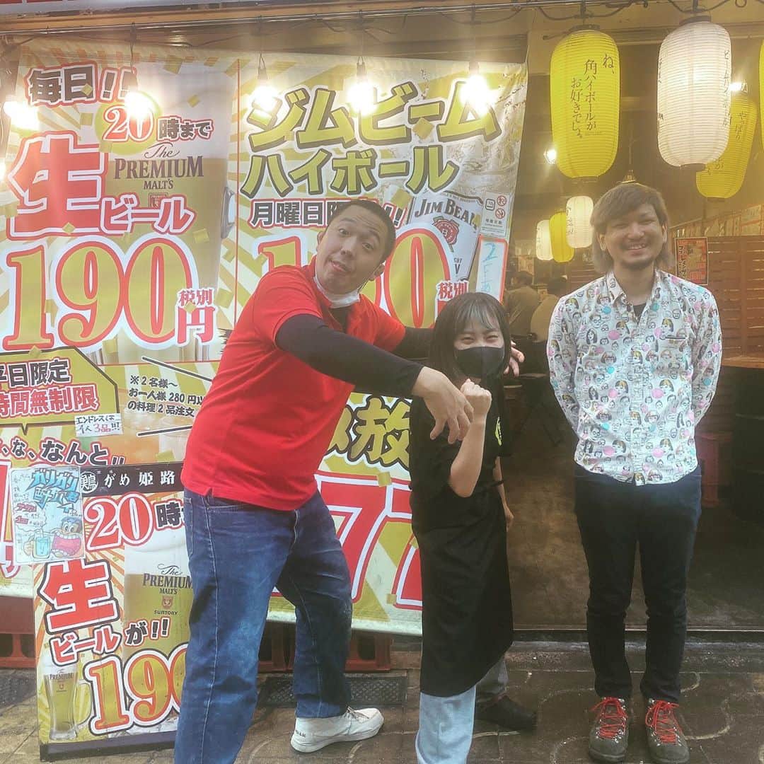 どんがめ姫路店のインスタグラム：「今日も元気に営業してます！！！ 是非ご来店ください🙋🏻‍♀️！！ 元気キャラのスタッフななみとお客様とのスリーショット📸！ #姫路 #居酒屋 #どんがめ #飲み放題 #安い」