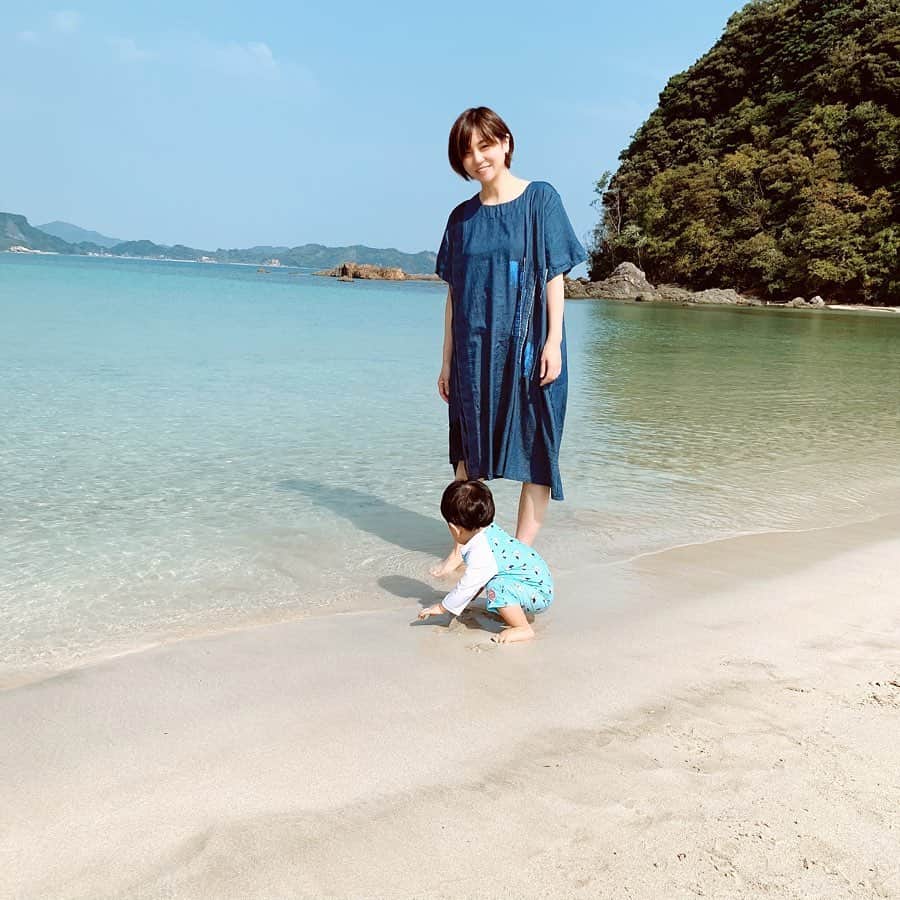 星村麻衣のインスタグラム：「息子と海へ🏖☀️ 今までどこにも連れて行ってあげられなかったのでやっと💦 生まれて初めての海だったけど、怖がらず楽しそうにはしゃいでました😊 #息子 #1歳2ヶ月  #初めての海 #子育て #成長記録」