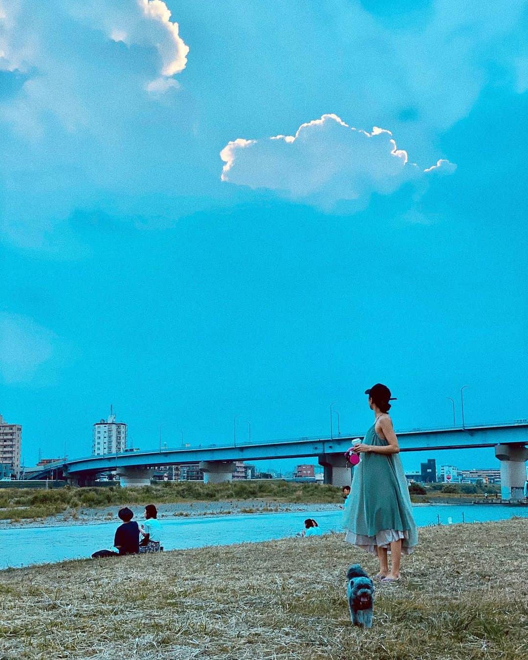 文音さんのインスタグラム写真 - (文音Instagram)「... 残暑。暑いね。 でももう秋の空🍃🍂 川遊びは最後かなぁ。 .  さぁ‼︎いろいろあるよ‼︎ 次の作品に向けて奮闘中。 情報解禁まであと少し💪🏻✨ #skyisthelimit」9月10日 17時33分 - ayanestagram_official
