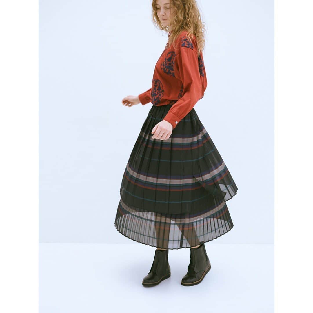 ネ・ネットのインスタグラム：「SHEER STRIPE﻿ ﻿ ネ･ネット人気のシースルーアイテムが秋カラーで登場。﻿プリーツをかけた四角いパーツを効果的に組み合わせて、より動きが美しくなるように仕上げたスカートは、2種類の幅が異なるプリーツを組み合わせることで、動いたときの変則的な動きが楽しい一枚です。 ﻿ ﻿ ウエストはゴム使用でリラックスしたはき心地ながらも、デザイン性があり、きちんと見えするのがうれしいポイント。 ﻿プリーツを2段重ねたことで着用時に透け感をきにすることなく、足元で軽さを楽しめます。 ﻿ ﻿ ----------------------﻿ ﻿  <予約アイテム10%OFF＋アウター10倍ポイント>﻿ ネ・ネットより日頃の感謝の気持ちをこめて、﻿ ネ・ネットのアイテムをご予約頂いた方はお会計時に10%OFF。また、10月1日（木）10:00までに9月-11月お届けのアウターをご予約頂いた方にはA-net membership POINTを通常1%とのところ、10倍の10%ポイントを差し上げます。ぜひこの機会にご利用ください。﻿ ﻿ ※全国のネ・ネット直営SHOP / official online store HUMOR限定の企画です。﻿ ※詳しくはofficial online store HUMORをご覧くださいませ。﻿ ﻿ ----------------------﻿ ﻿ #ネネット #nenet #新作 #new #autumn #winter #2020 #collection #fashion #tokyo #japan #sheer #stripe」