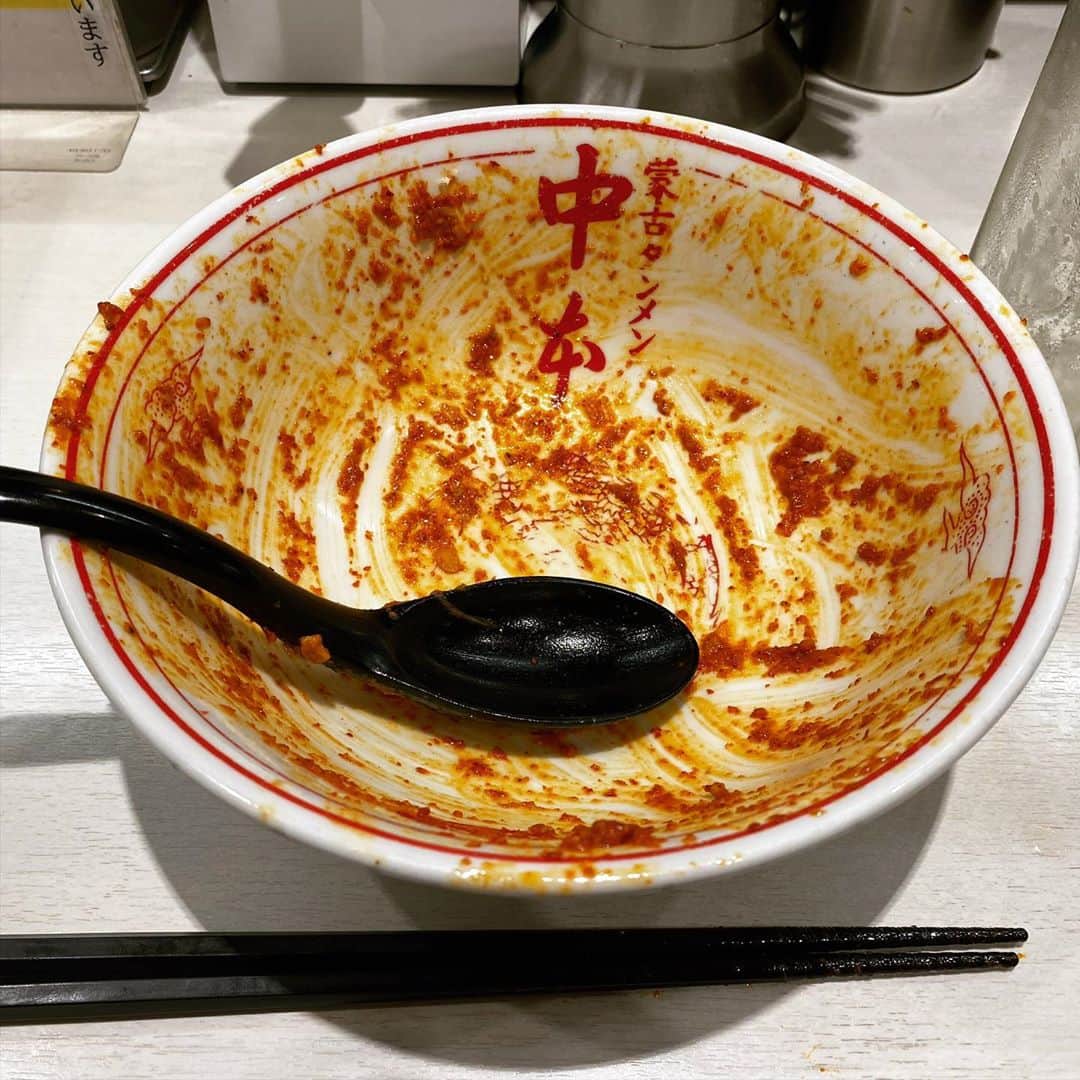 rasuさんのインスタグラム写真 - (rasuInstagram)「蒙古タンメン中本川崎店 MUSASHI5倍 麺少なめ野菜大盛り北極味玉ゆでたまごネギほうれん草  明日で終わっちゃうのでまた食べたくて突撃٩( ᐛ )و 5倍の粘度と濃度じゃないので最高Yahoo٩( ᐛ )و いつもお気遣いありがとうございますm(_ _)m  やっぱり夏用の野菜たちも旨いしガツンとスタミナ感のあるこの味 夏場に最高に良い(//´﹃｀//)  またしばらくは会えなくなるけど出た時はまた食べないと(｀・ω・´)  お腹いっぱいで最高に眠い😇  #蒙古タンメン中本 #蒙古タンメン中本川崎店 #musashi #ラーメン #旨辛」9月10日 17時26分 - rashu_eat