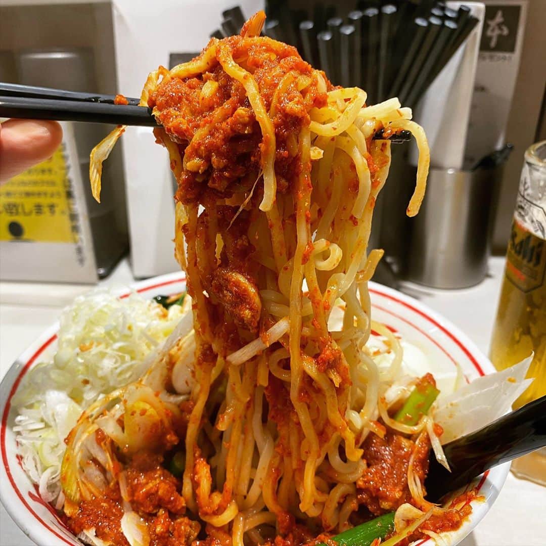 rasuさんのインスタグラム写真 - (rasuInstagram)「蒙古タンメン中本川崎店 MUSASHI5倍 麺少なめ野菜大盛り北極味玉ゆでたまごネギほうれん草  明日で終わっちゃうのでまた食べたくて突撃٩( ᐛ )و 5倍の粘度と濃度じゃないので最高Yahoo٩( ᐛ )و いつもお気遣いありがとうございますm(_ _)m  やっぱり夏用の野菜たちも旨いしガツンとスタミナ感のあるこの味 夏場に最高に良い(//´﹃｀//)  またしばらくは会えなくなるけど出た時はまた食べないと(｀・ω・´)  お腹いっぱいで最高に眠い😇  #蒙古タンメン中本 #蒙古タンメン中本川崎店 #musashi #ラーメン #旨辛」9月10日 17時26分 - rashu_eat