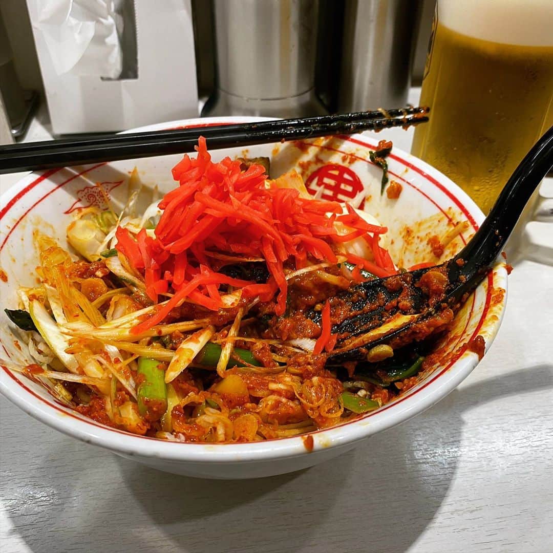 rasuさんのインスタグラム写真 - (rasuInstagram)「蒙古タンメン中本川崎店 MUSASHI5倍 麺少なめ野菜大盛り北極味玉ゆでたまごネギほうれん草  明日で終わっちゃうのでまた食べたくて突撃٩( ᐛ )و 5倍の粘度と濃度じゃないので最高Yahoo٩( ᐛ )و いつもお気遣いありがとうございますm(_ _)m  やっぱり夏用の野菜たちも旨いしガツンとスタミナ感のあるこの味 夏場に最高に良い(//´﹃｀//)  またしばらくは会えなくなるけど出た時はまた食べないと(｀・ω・´)  お腹いっぱいで最高に眠い😇  #蒙古タンメン中本 #蒙古タンメン中本川崎店 #musashi #ラーメン #旨辛」9月10日 17時26分 - rashu_eat
