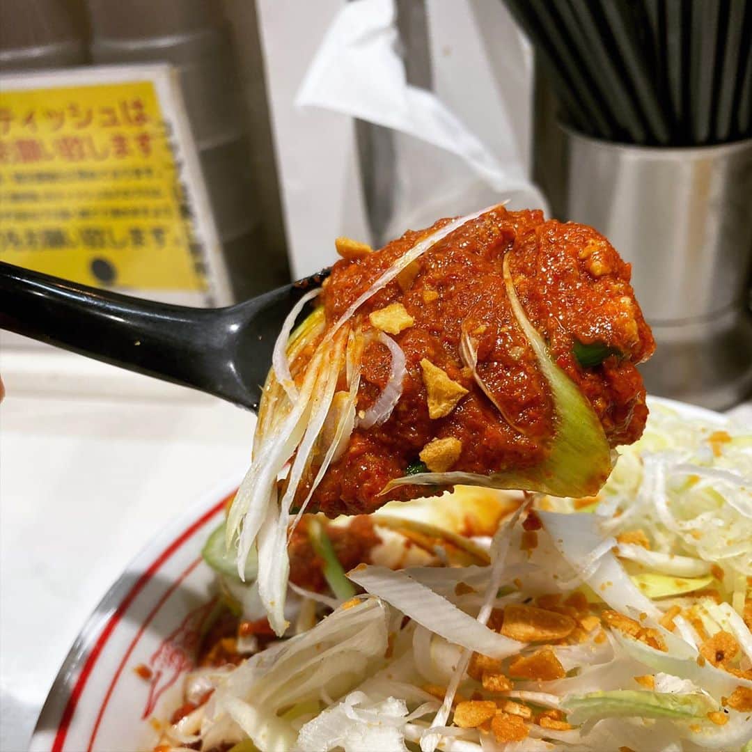 rasuさんのインスタグラム写真 - (rasuInstagram)「蒙古タンメン中本川崎店 MUSASHI5倍 麺少なめ野菜大盛り北極味玉ゆでたまごネギほうれん草  明日で終わっちゃうのでまた食べたくて突撃٩( ᐛ )و 5倍の粘度と濃度じゃないので最高Yahoo٩( ᐛ )و いつもお気遣いありがとうございますm(_ _)m  やっぱり夏用の野菜たちも旨いしガツンとスタミナ感のあるこの味 夏場に最高に良い(//´﹃｀//)  またしばらくは会えなくなるけど出た時はまた食べないと(｀・ω・´)  お腹いっぱいで最高に眠い😇  #蒙古タンメン中本 #蒙古タンメン中本川崎店 #musashi #ラーメン #旨辛」9月10日 17時26分 - rashu_eat