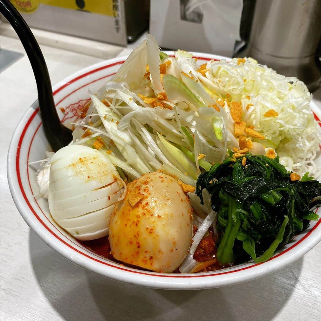 rasuさんのインスタグラム写真 - (rasuInstagram)「蒙古タンメン中本川崎店 MUSASHI5倍 麺少なめ野菜大盛り北極味玉ゆでたまごネギほうれん草  明日で終わっちゃうのでまた食べたくて突撃٩( ᐛ )و 5倍の粘度と濃度じゃないので最高Yahoo٩( ᐛ )و いつもお気遣いありがとうございますm(_ _)m  やっぱり夏用の野菜たちも旨いしガツンとスタミナ感のあるこの味 夏場に最高に良い(//´﹃｀//)  またしばらくは会えなくなるけど出た時はまた食べないと(｀・ω・´)  お腹いっぱいで最高に眠い😇  #蒙古タンメン中本 #蒙古タンメン中本川崎店 #musashi #ラーメン #旨辛」9月10日 17時26分 - rashu_eat