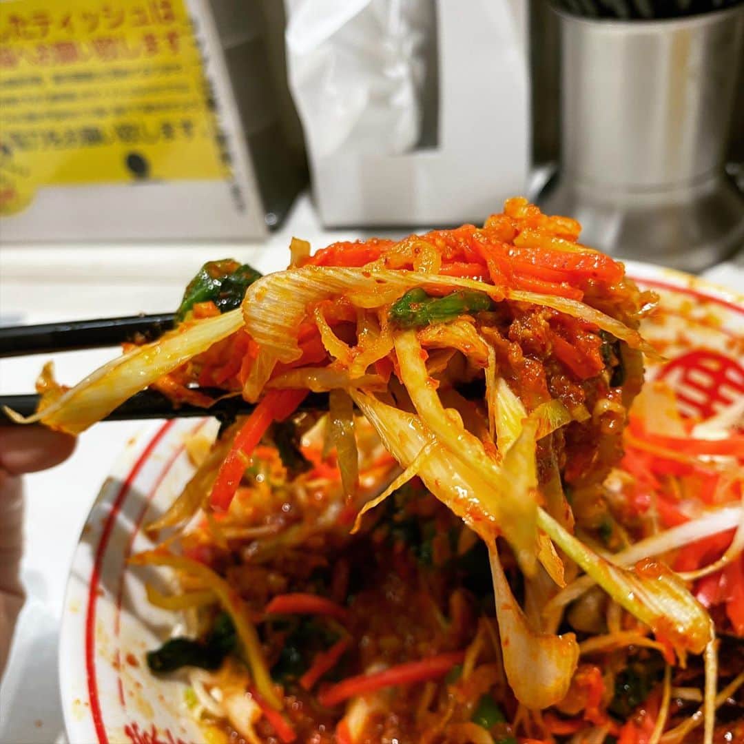 rasuさんのインスタグラム写真 - (rasuInstagram)「蒙古タンメン中本川崎店 MUSASHI5倍 麺少なめ野菜大盛り北極味玉ゆでたまごネギほうれん草  明日で終わっちゃうのでまた食べたくて突撃٩( ᐛ )و 5倍の粘度と濃度じゃないので最高Yahoo٩( ᐛ )و いつもお気遣いありがとうございますm(_ _)m  やっぱり夏用の野菜たちも旨いしガツンとスタミナ感のあるこの味 夏場に最高に良い(//´﹃｀//)  またしばらくは会えなくなるけど出た時はまた食べないと(｀・ω・´)  お腹いっぱいで最高に眠い😇  #蒙古タンメン中本 #蒙古タンメン中本川崎店 #musashi #ラーメン #旨辛」9月10日 17時26分 - rashu_eat