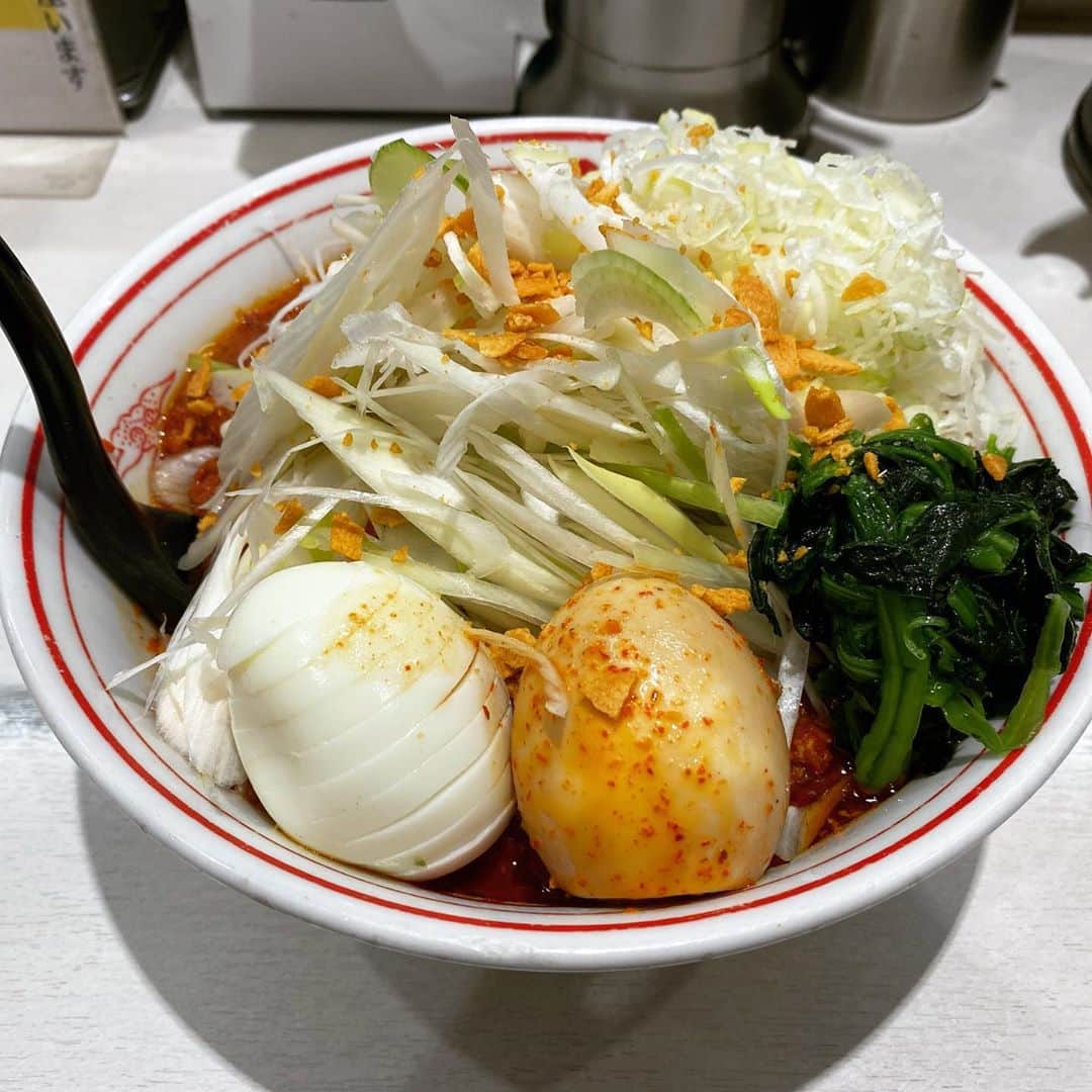 rasuさんのインスタグラム写真 - (rasuInstagram)「蒙古タンメン中本川崎店 MUSASHI5倍 麺少なめ野菜大盛り北極味玉ゆでたまごネギほうれん草  明日で終わっちゃうのでまた食べたくて突撃٩( ᐛ )و 5倍の粘度と濃度じゃないので最高Yahoo٩( ᐛ )و いつもお気遣いありがとうございますm(_ _)m  やっぱり夏用の野菜たちも旨いしガツンとスタミナ感のあるこの味 夏場に最高に良い(//´﹃｀//)  またしばらくは会えなくなるけど出た時はまた食べないと(｀・ω・´)  お腹いっぱいで最高に眠い😇  #蒙古タンメン中本 #蒙古タンメン中本川崎店 #musashi #ラーメン #旨辛」9月10日 17時26分 - rashu_eat