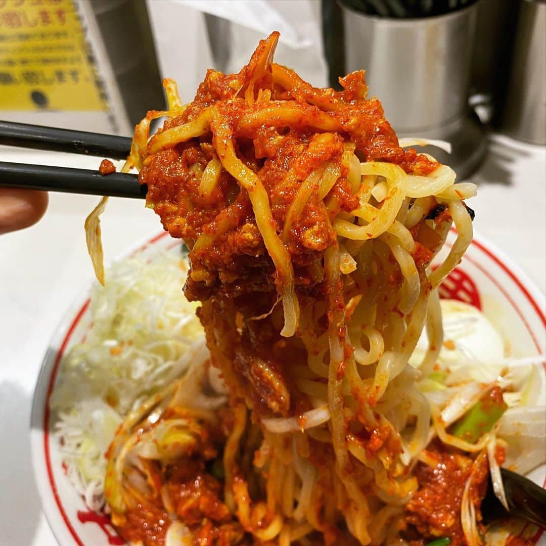 rasuさんのインスタグラム写真 - (rasuInstagram)「蒙古タンメン中本川崎店 MUSASHI5倍 麺少なめ野菜大盛り北極味玉ゆでたまごネギほうれん草  明日で終わっちゃうのでまた食べたくて突撃٩( ᐛ )و 5倍の粘度と濃度じゃないので最高Yahoo٩( ᐛ )و いつもお気遣いありがとうございますm(_ _)m  やっぱり夏用の野菜たちも旨いしガツンとスタミナ感のあるこの味 夏場に最高に良い(//´﹃｀//)  またしばらくは会えなくなるけど出た時はまた食べないと(｀・ω・´)  お腹いっぱいで最高に眠い😇  #蒙古タンメン中本 #蒙古タンメン中本川崎店 #musashi #ラーメン #旨辛」9月10日 17時26分 - rashu_eat