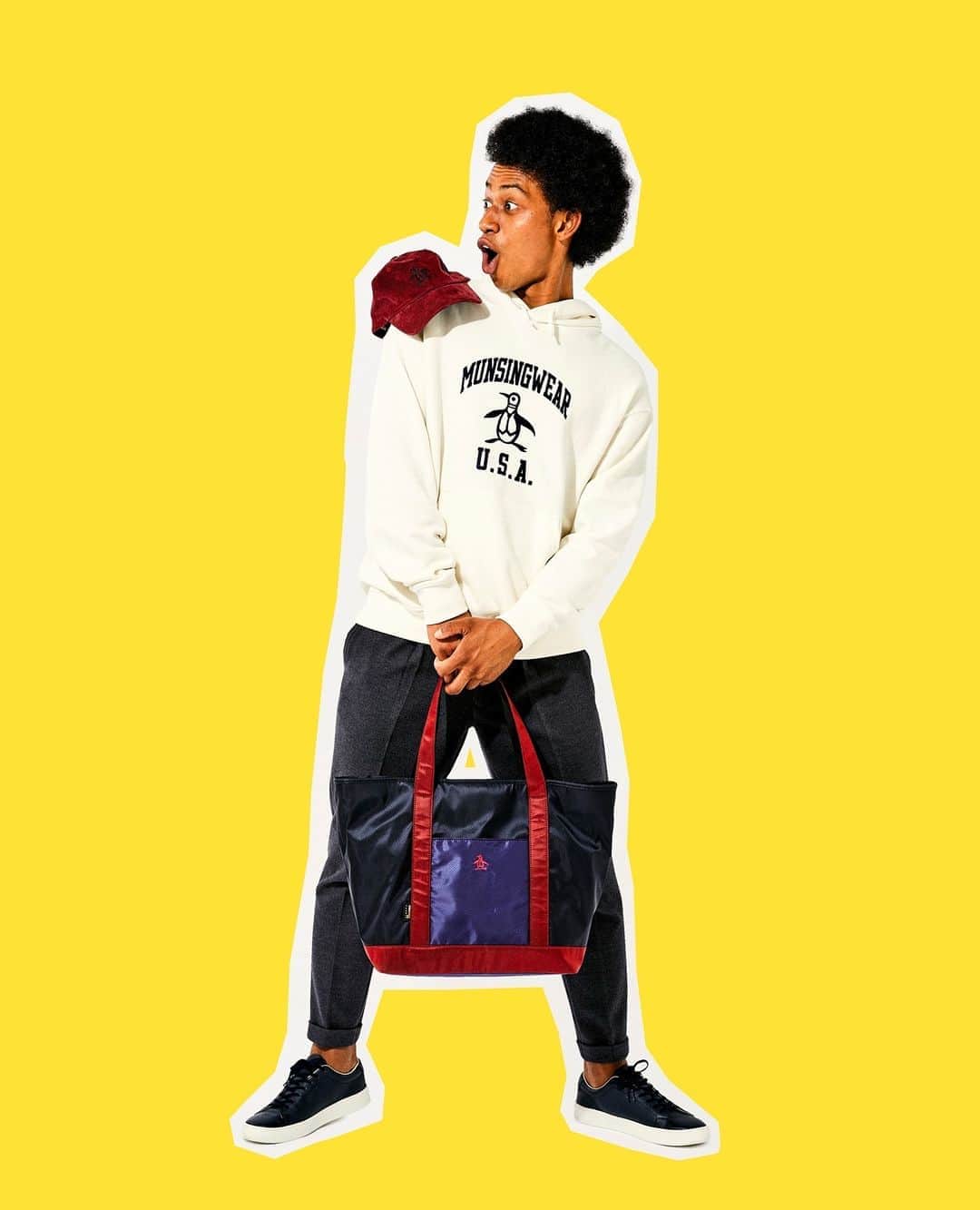 のインスタグラム：「⁠ Munsingwear 2020 Fall / Winter Collection⁠『NEW YORK, NEW JOURNEY』⁠ ⁠ 【トップス】⁠ ”裏毛ロゴプリントビッグシルエットパーカー”⁠ ⁠ 大胆なカレッジプリントがキャッチ―なパーカー。⁠ シルエットは程よくゆとりを持たせたビッグシルエットで、今っぽくリラックスしたバランスで着用が可能。⁠ 男性はもちろん、女性にゆったりと着用頂くのもおすすめです。⁠ 使用する素材にもこだわり、美しく強い特殊紡績糸”MANERD®” を使用することで強度にすぐれ、お手入れも楽々。⁠ デザイン、シルエット共にカジュアル感を演出させる今期一押しのアイテムです！⁠ ⁠ ⁠”MANERD®” とは？⁠ ポリエステルなどの長繊維と綿などの短繊維を均一に混繊させることで形態安定性にすぐれ、美しさと強さを兼ね備えた東洋紡ＳＴＣ(株)の長短複合紡績糸です。⁠ ⁠ ⁠ 【バッグ】⁠ ”リップトートバッグ”⁠ ⁠ 表面にシリコンコーティングを施することで、耐水性に優れ、防汚機能を備えた透け感のあるトートバッグ。⁠ 普段使いにピッタリで、持ち手やポケットを配色を効かせたデザインが楽しいアイテムです。⁠ ⁠ ⁠ ⁠ #NewYorkNewJourney⁠ ⁠ ⁠ #マンシングウェア ⁠ #munsingwear⁠ ⁠」