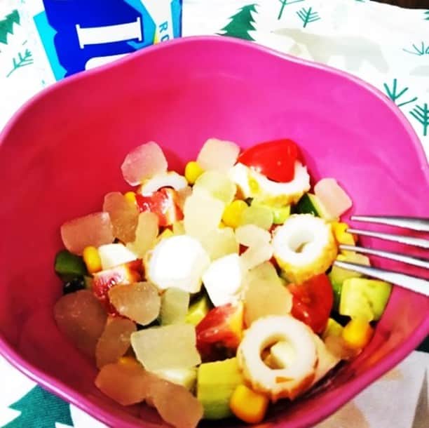 のインスタグラム：「【おすすめ！#アイスボックスレシピ】 今日も一日お疲れ様です！ アイスボックスレシピでおいしくクールダウンしませんか？  「ばぁば・ですよさん」が考案してくれた 『コロコロ？冷んやりサラダ』  プチトマト、きゅうり、コーン、アボカド、ちくわ、クリームチーズを小さくサイコロ状にカットしてボールへ（冷蔵庫にあった材料たちです） 最後にアイスボックスを入れて、ボールにラップをかけて数回ふりふり♪ コロコロ？冷んやりサラダが出来上がりました♪  #アイスボックス #ICEBOX #プチトマト #きゅうり #コーン #アボカド #ちくわ #クリームチーズ」