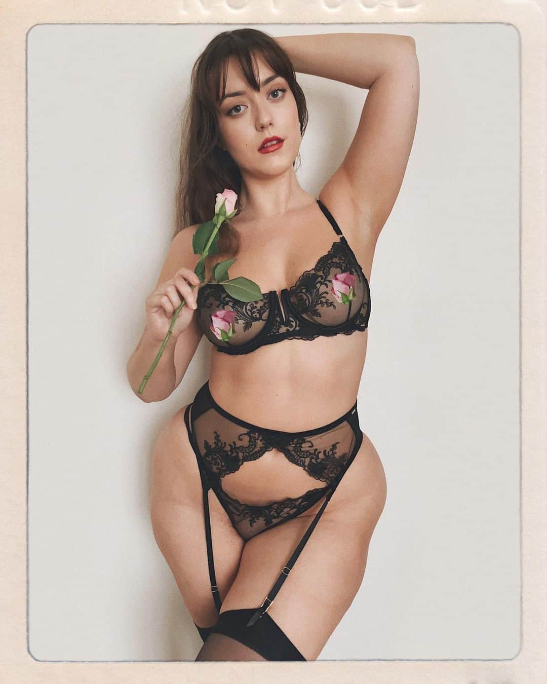 Rebecca Penfoldのインスタグラム：「🌷🌷🌷Wearing “Marseille” set from @bluebella (gifted)  If you wish to shop Bluebella for some beautiful lingerie my 10% discount code is: OHMY10OFF」