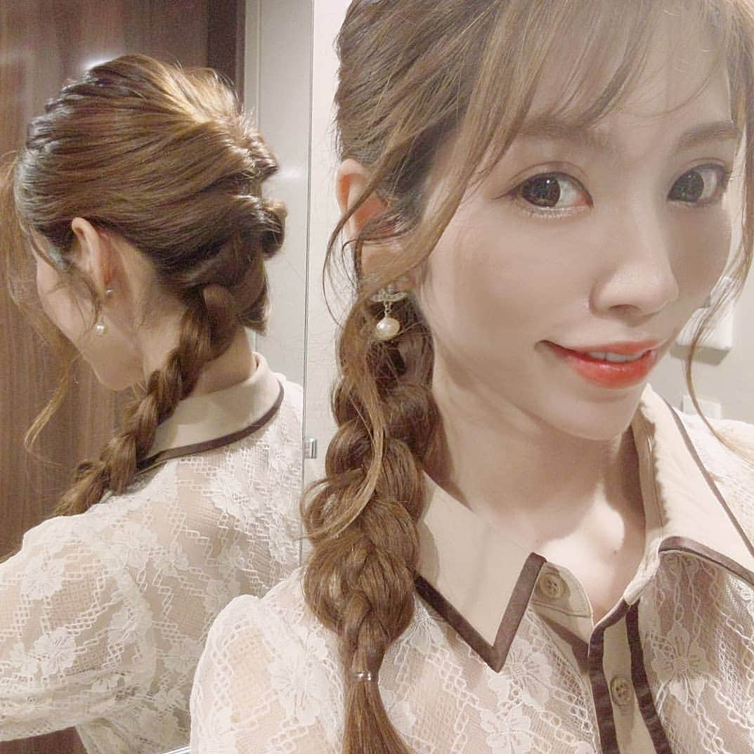 雨宮めるさんのインスタグラム写真 - (雨宮めるInstagram)「. 朝から着付教室だったので、アップヘアアレンジ✨  【スワイプしてね】 1枚目 くるりんぱ×2 ＋ みつ編み、から 2枚目 みつ編み部分をお団子にまとめるだけ 4枚目 正面からだと少し地味かな？笑  #hairarrange #longhairarrange #longhairstyles #longhair #selfhairarrange #howtobeauty #selfie #簡単ヘアアレンジ #セルフヘアアレンジ #ヘアアレンジ #ヘアアレンジロング #アップスタイル #アップヘア #アップヘアアレンジ #くるりんぱ #くるりんぱアレンジ #くるりんぱヘア #お団子ヘア #おだんごヘア #おだんごアレンジ #お団子アレンジ #みつ編みアレンジ #和装ヘアアレンジ #和装髪型 #浴衣ヘア #浴衣ヘアアレンジ #着物ヘア #着物ヘアアレンジ」9月10日 17時40分 - amamiya_melty