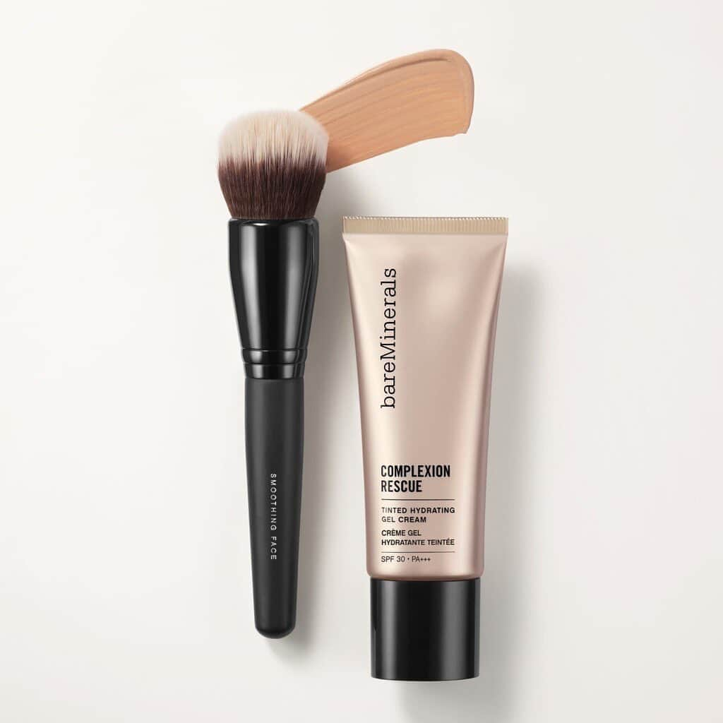 bareMinerals JPさんのインスタグラム写真 - (bareMinerals JPInstagram)「【あなたのなりたい肌は？ナチュラル肌派にオススメ！🌱CRジェルクリーム🌱】﻿ ﻿ 自然な仕上がり『CR ティンテッド ジェル クリーム』をご紹介😊🎶﻿ ﻿ 人間の肌の水分量は40%～50％くらいが理想といわれていますが、その理想の値を上回る約55％が水系成分で構成されたウォーターベース。﻿ ﻿ まるでモイスチャライザーのようにすっと軽く伸びて肌心地の良い使用感を実現❣️﻿ 下地・ファンデーション・UVカット・スキンケアを兼ね備えたベースメイクアイテムとして使えます😍﻿ ﻿ 🌼使用方法🌼﻿ (1)指先にパール1粒分をとります。﻿ (2)両頬、額、あご先、細かい部分にクリームを伸ばすように顔全体になじませます。﻿ ﻿ 別売りの「スムージング フェイス ブラシ」と併用するとさらにカバー力もアップします😉﻿ ﻿ そんな多機能ファンデーションをぜひお試しください💐✨﻿ ﻿ ◆CR ティンテッド ジェル クリーム﻿ 4,000円(税抜)﻿ ﻿ ﻿ #ベアミネラル #bareminerals﻿ #みずごこちファンデ #みずごこち﻿ #CRティンテッドジェルクリーム #CRジェル﻿ #ファンデーション #ファンデ﻿ #水ファンデーション #水ファンデ﻿ #ミネラルファンデーション #ミネラルコスメ﻿ #うる密肌 #つや肌 #ツヤ肌 #ナチュラル肌﻿ #ナチュラルメイク #ナチュラル派﻿ #ツヤ肌メイク #時短メイク #毎日メイク﻿ #ベースメイク #化粧下地 #紫外線対策﻿ #ビーガンコスメ #ヴィーガンコスメ﻿ #クリーンビューティ #クリーンビューティー﻿ #cleanbeauty #powerofgood」9月10日 17時41分 - bareminerals_jp