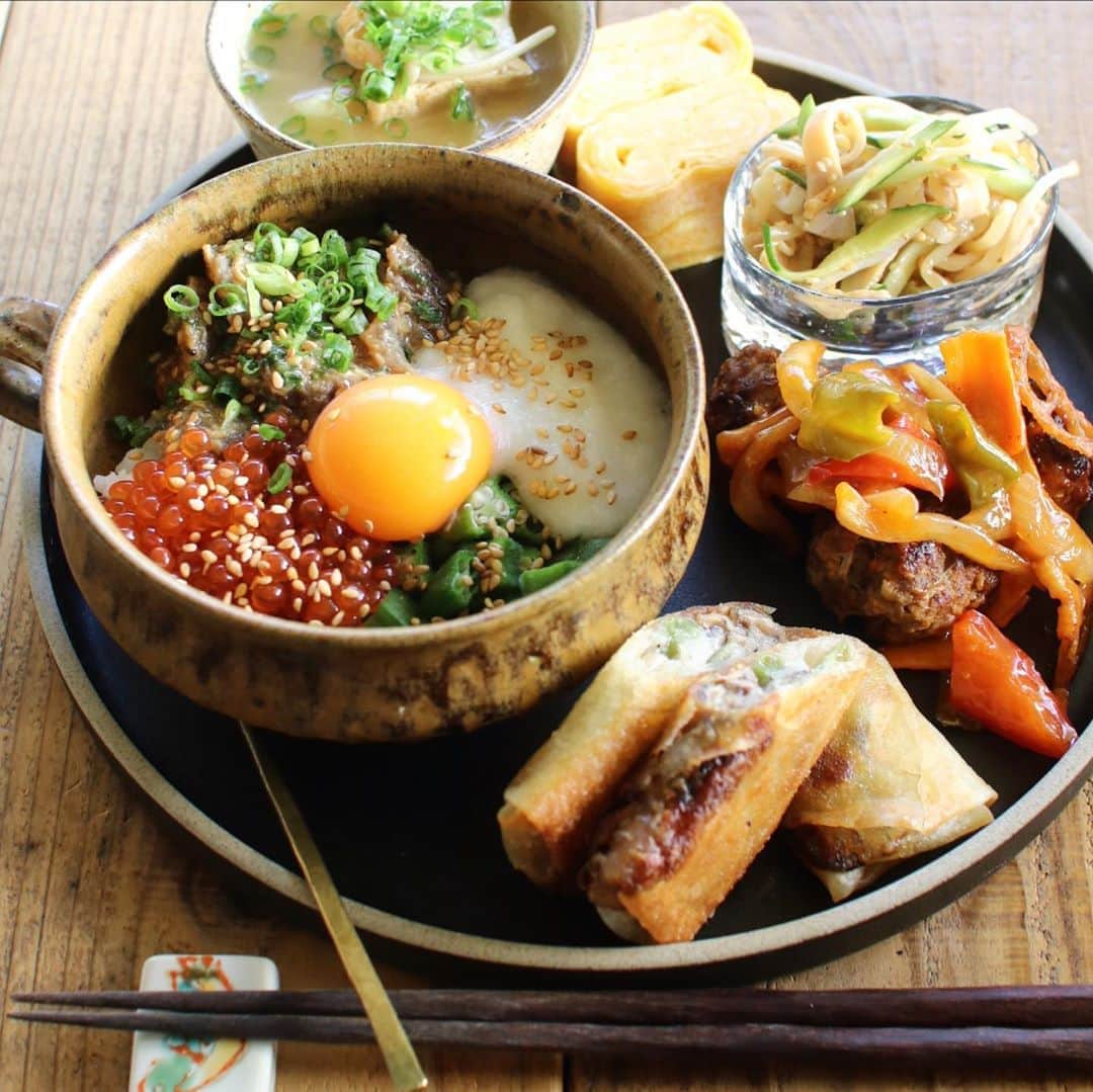 Atsukoのインスタグラム：「Today's lunch 2020.09.10 ･ マグロいくらとろろオクラ丼 隠元と椎茸と豚肉の春巻き 肉団子の酢豚風 もやしと胡瓜とハムの中華サラダ 卵焼き キャベツと厚揚げの味噌汁 ･ ･ お弁当も。 お弁当の方はチャーハンにしてます。 あとラペ入り。 中華弁当風に😋 最近春巻きがマイブーム。 美味くて止まらず🤣🤣 結果太るとゆー。 ちーん。」