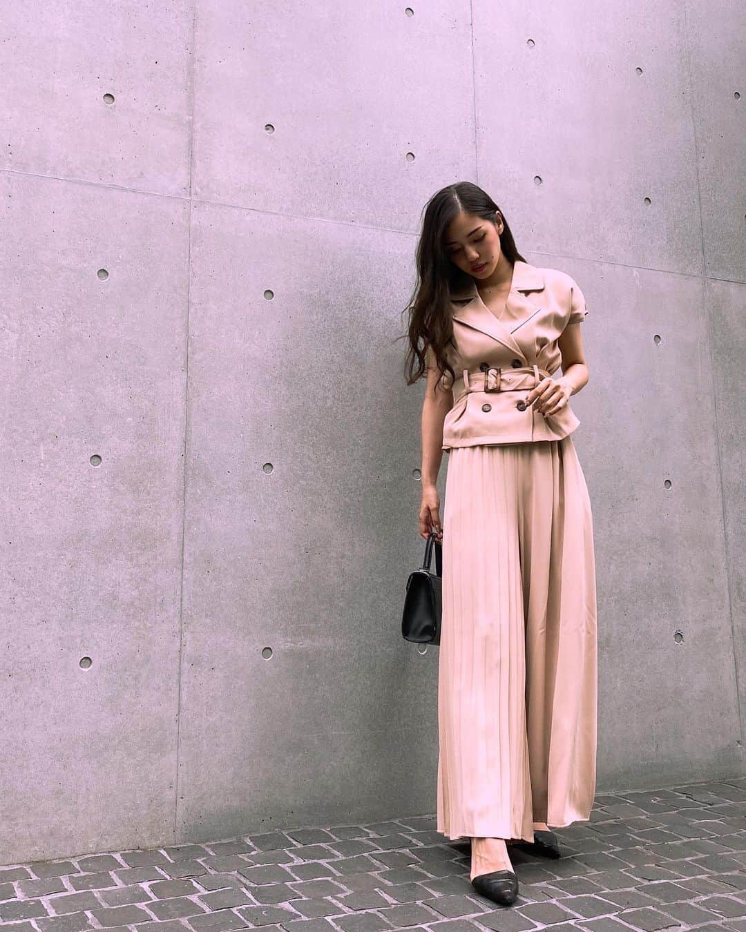 のインスタグラム：「こないだのコーデ 👗 . @elenore_official の Trench like SET UP ♡ . アシメデザインのワイドパンツ めちゃくちゃ可愛い🥺 . きれいめセットアップって 着回しきくから本当すき ☺️💕 . #ELENORE #エレノア #variousELENORE」