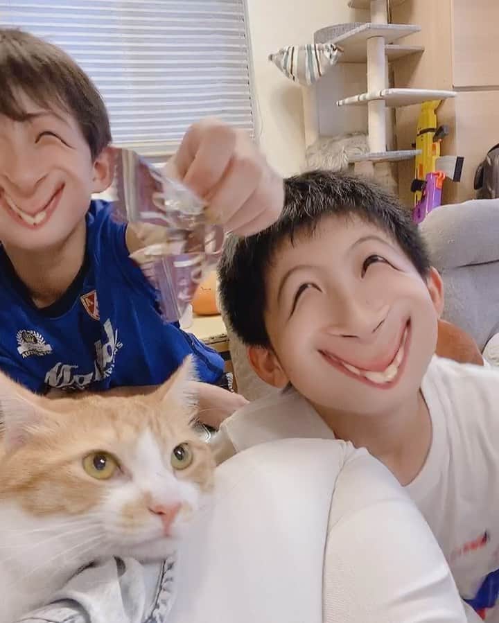 ブラザー4チャンネルのインスタグラム：「【いじけ虫だいちゃん】﻿ ﻿ 子どもがしつこくイジけてる時﻿ ﻿ 『もう💢うるさい‼️』﻿ という前にSNOW越しに子ども達を見てみると…﻿ ﻿ おかしくてもっとイジけてみて欲しくなりますよ〜🤣✨﻿ ﻿ 冗談が通じる範囲でならオススメです💕﻿ ﻿ #brother4﻿ #子育て﻿ #笑顔は無敵﻿ #育児を楽しむ﻿ #だいちゃん﻿ #かわいい﻿」