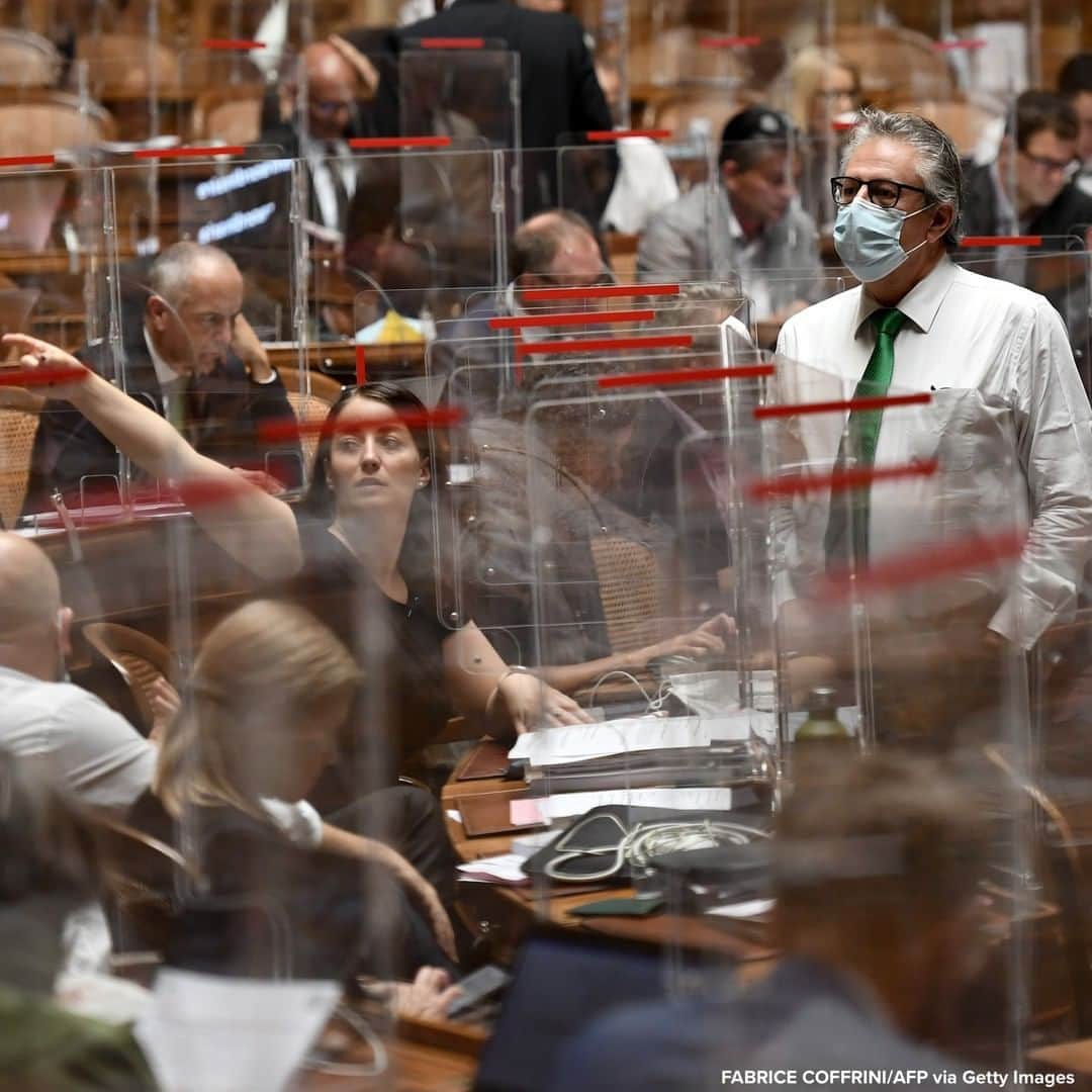 ABC Newsさんのインスタグラム写真 - (ABC NewsInstagram)「Politician wearing a protective face mask speaks during the autumn session of the Swiss Parliament with new plexiglass dividers in place and pandemic-related legislation up for debate. #switzerland #politics #coronavirus」9月10日 17時37分 - abcnews