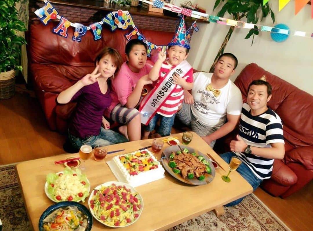 はなわさんのインスタグラム写真 - (はなわInstagram)「今日は三男坊・昇利くんの誕生日^ - ^ 10歳になりました。 この写真は5年前のもの。 ほんと大きくなりました（笑）」9月10日 17時44分 - naoki_hanawa