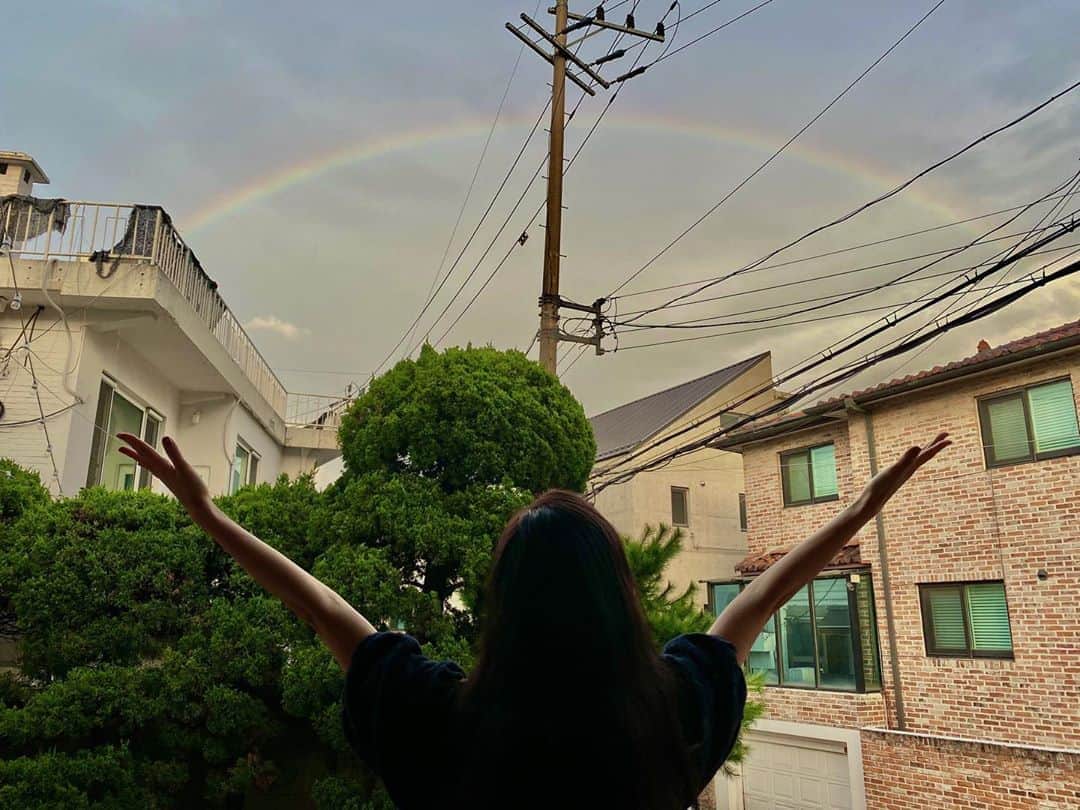 ソジン のインスタグラム：「스튜디오 앞🌈」