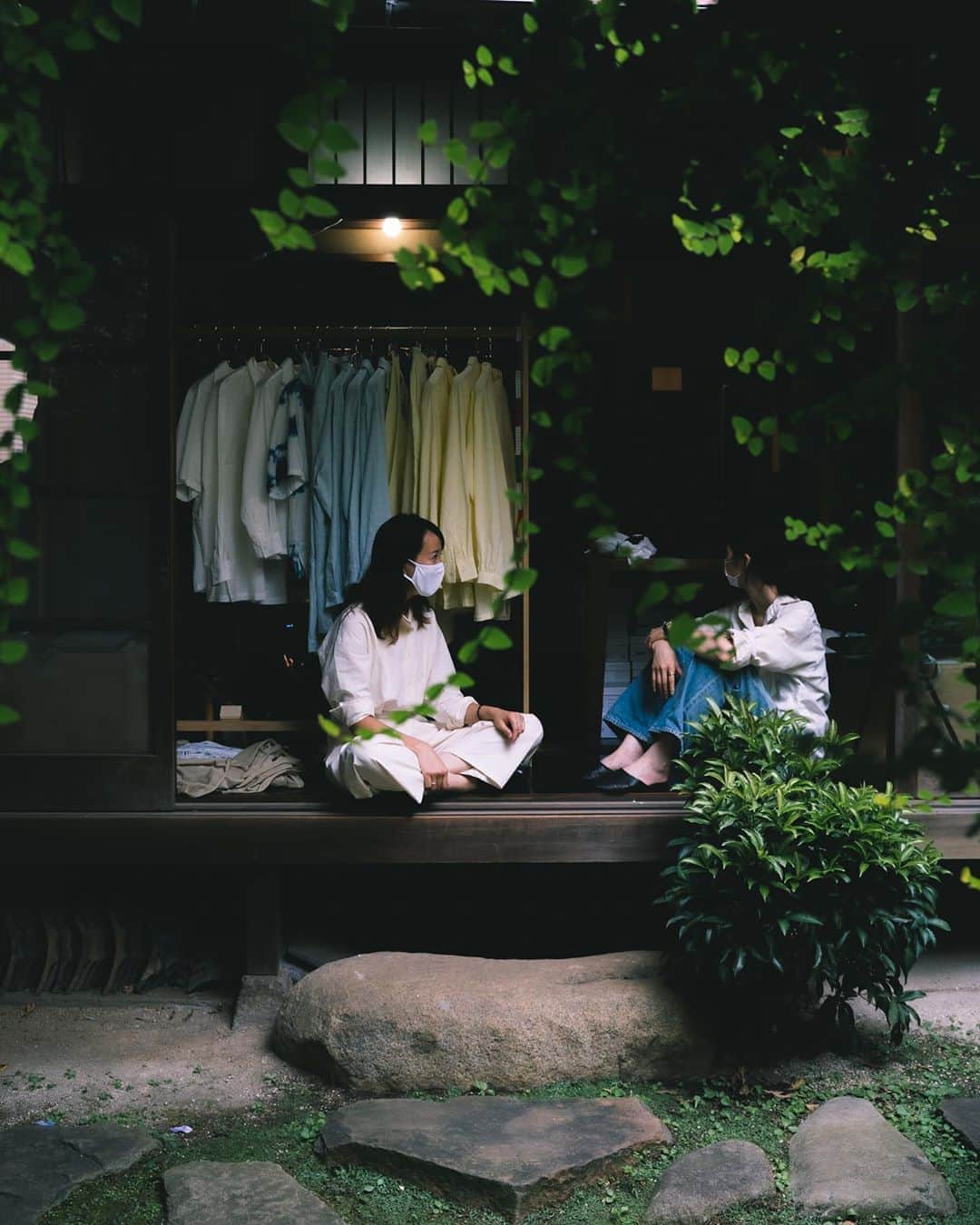 yukiのインスタグラム：「2日目です、良い縁側。 @parkslabel   @kindagarden_official の松下さんと、 @premio.gordo.shoes の戸松さん。」