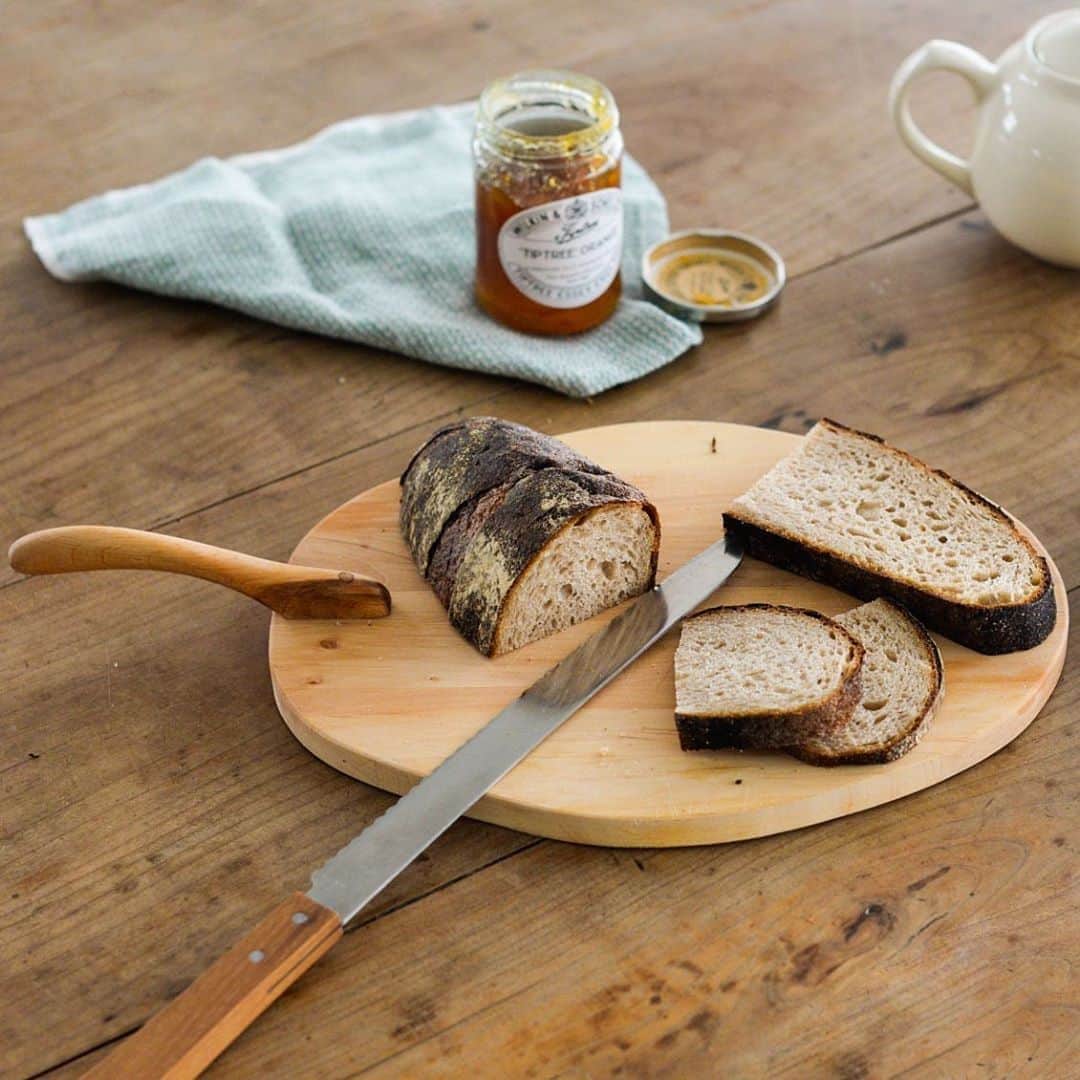 北欧、暮らしの道具店さんのインスタグラム写真 - (北欧、暮らしの道具店Instagram)「パン屑がほとんど出ない、優秀な「パン切りナイフ」が本日入荷です！ . - - - - - - - - - - - - 細かさの異なる「2種類の波刃」のおかげで、 フランスパンのような固いパンと 食パンのような柔らかいパン、 どちらも綺麗に切ることができる morinokiのパン切りナイフ。 . 実際にスタッフが使ってみると、 こんなにも軽くキレイな断面に 切れるんだー！と驚くばかり。  カンパーニュでも パンオショコラのような 幾重にも層になっているものも、 とってもキレイに切れます。  キッチンだけでなく、 食卓でも使いたくなる 可愛い佇まいも魅力ですよ〜◎ . - - - - - - - - - - - - morinoki/パン切りナイフ . ▶︎ プロフィールのリンクから、お値段・サイズなど詳しい情報をご覧いただけます。→@hokuoh_kurashi . 🎁「クラシ手帳2021」プレゼントキャンペーン実施中！お買いものいただいた方に、当店オリジナルの手帳を無料でお届けいたします。 . #kitchen#kitchendesign#kitchenware#morimori#bread#breadknife#パン#パン切りナイフ#キッチン雑貨#テーブル雑貨#朝ごはん#朝ごパン#シンプル#シンプルライフ#シンプルデザイン#暮らしを楽しむ#日々の暮らし#北欧#暮らし#北欧暮らしの道具店」9月10日 17時52分 - hokuoh_kurashi