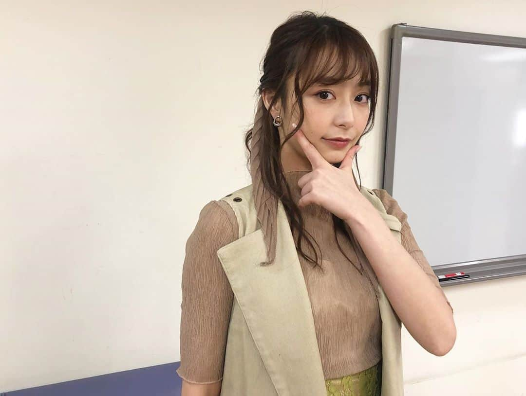 宇垣美里マネージャーさんのインスタグラム写真 - (宇垣美里マネージャーInstagram)「皆さまいかがお過ごしでしょうか☺️ 宇垣さんは日々、色々な撮影をしており、私も載せたいオフショットが沢山ありホクホクしております。。楽しみにしていてください⭐️  9月12日発売の美人百花では美香さん、道重さゆみさんと一緒に表紙を飾らせていただきます✨ 記念すべき15周年記念号。。 見逃せない一冊となっております🤍  そして、本日22時〜は、NHK Eテレ「B面ベイビー！」が放送されます！！  「カードキャプターさくら」をはじめ、数多くの素晴らしい作品を生み出してきたCLAMPさんについて熱いトークを繰り広げます！ お見逃しなく✔️  #宇垣美里 #ugakimisato #美人百花 @bijinhyakka  #B面ベイビー！ #offshoot」9月10日 17時57分 - ugakimisato.mg