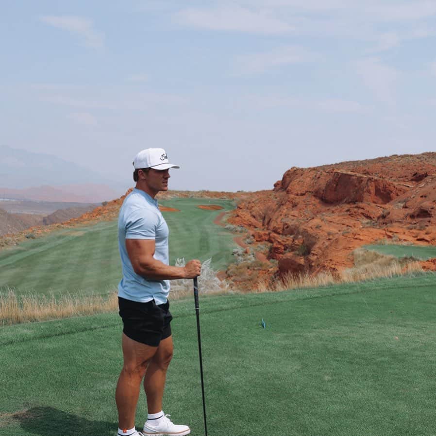 スティーブ・クックのインスタグラム：「The day was hot, the drives were long and the shorts were short.... always short. @sandhollowresort」