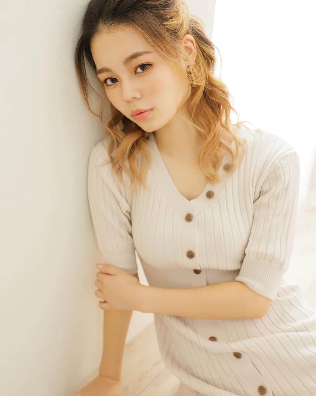 美波さら 美波さらさんのインスタグラム写真 - (美波さらInstagram)「⠀ ⠀ ドレスも着ないで、もはやなんの撮影？状態 初めてインナーカラーしたけど  なんだかアレンジヘアには不向きそう🥺💧 なんだろうこれ笑 #名古屋#錦#錦3#キャバクラ#キャバ嬢 #お酒#焼酎#ワイン#シャンパン ...