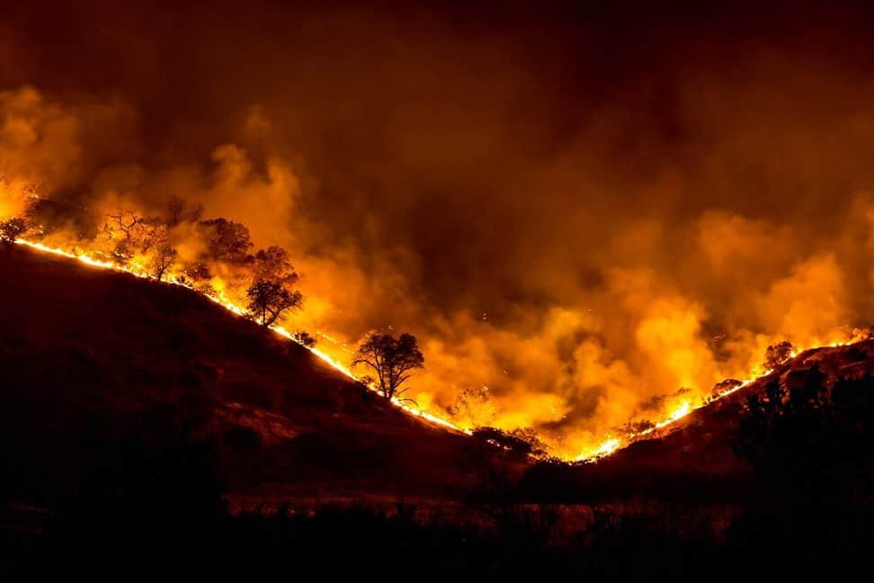 Lana Zakocelaさんのインスタグラム写真 - (Lana ZakocelaInstagram)「This is my first year in California during the fires that massive. And my heart brakes! I woke up with the fire smell in my house. I feel that my heart is trembling. Los Angeles is under a thick smoke of cloud. Im just thinking of those that are going through the worst unimaginable experience. So much sadness for California! So much sadness for all the animals and all the beautiful nature! 💔😔」9月11日 3時25分 - lanazakocela