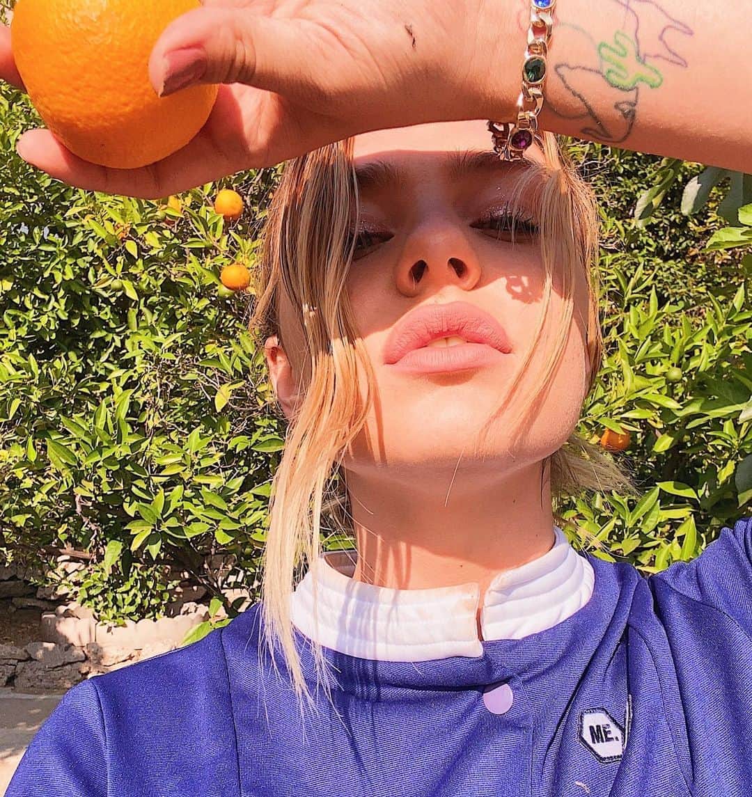 マティー・ノイズのインスタグラム：「i can’t tell if the world smells or if my mask smells 🤷🏼‍♀️」