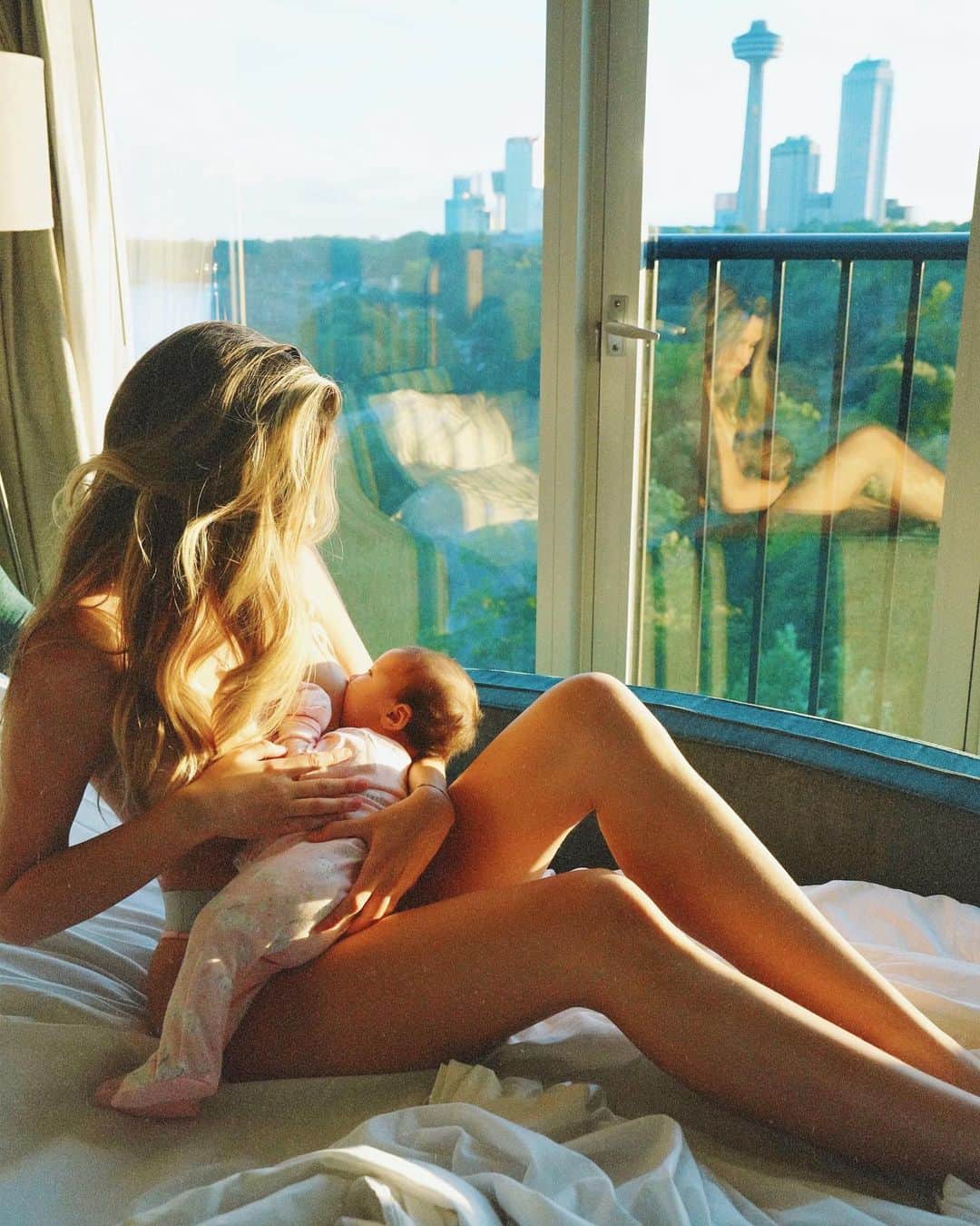 Elisabeth Riouxさんのインスタグラム写真 - (Elisabeth RiouxInstagram)「Breastfeeding was the thing that impressed me the most when I gave birth, I was not expecting this at all. Actually throughout my pregnancy I was so scared and convince I wouldn’t be able to breastfeed, I was looking at my self and was like “it’s impossible I can produce milk ???” But I’m telling you girls, we all have this super power ✨ I was so shocked when I first saw the milk coming out of my breast literally 3 minutes after she was out of my belly and the first thing Wolfie did when I took her in my arm was to look for my titties hihi our bodies are magical, we are so lucky, nature will always amaze me 🦋 girls be ready, look at your titties now and imagine milk coming out of it (I couldn’t believe it till I actually saw it, we don’t talk or show it enough) now convince me to show you how far I can splash milk, I swear I could do races of “who spill their milk farter and faster” i’d win 🤪 ps: tried to make a 70’ vibe edit on those totally unplanned photos cause the colors were messed up, I think it kinda worked & now it’ll be part of my rawest memories 📝」9月11日 3時38分 - elisabethrioux
