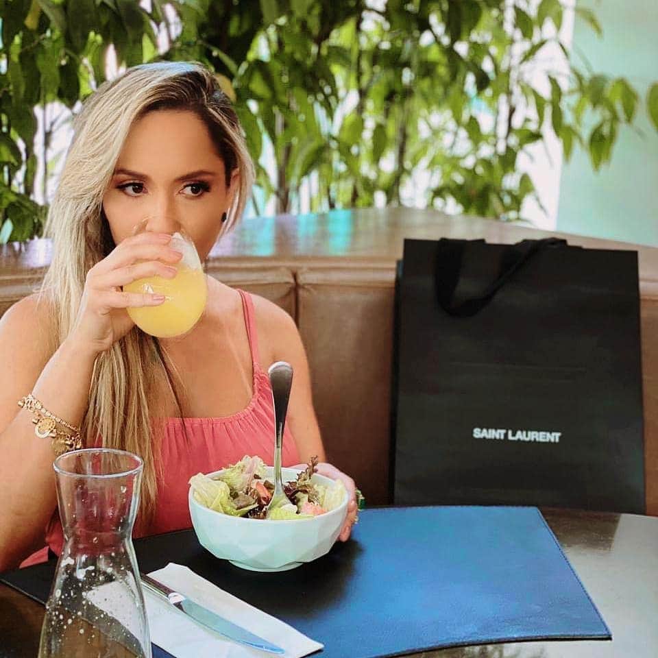 Mulher Melãoのインスタグラム：「Viver em função da aprovação alheia. Não é viver. É representar  . #mulherestilosa #saudeebeleza #seame #euamomoda」