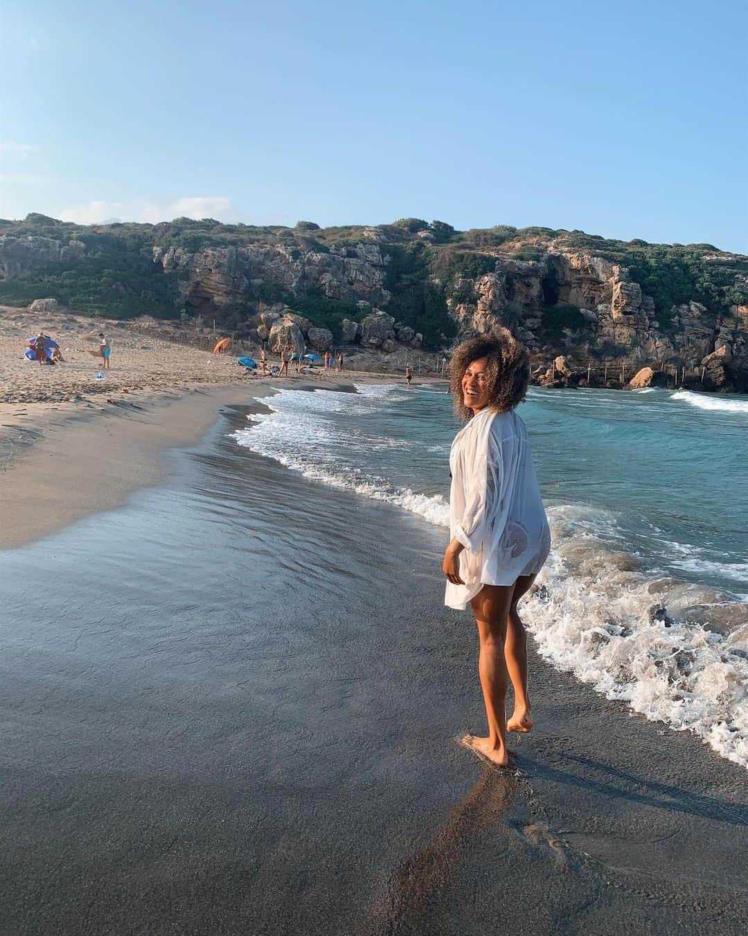 Johanelis HERRERA ABREUのインスタグラム：「I enjoyed so much the photo shoots in Sicily 🌈🤪👭📸 • • • #sicilia #sea #beachvibes #camicia #enjoy #enjoylife #enjoythemoment #littlegirl #abbronzatissima #saporedimare #saporedisale #lamorastainsicilia」