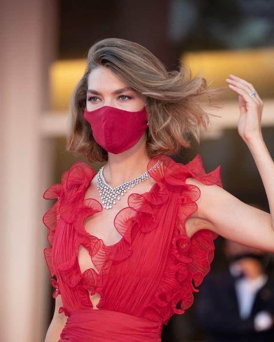 アリゾナ・ミューズのインスタグラム：「Mask up, everyone, but please wash and reuse your masks as many times as possible. Don’t let your mask clog up our already polluted oceans 😷」