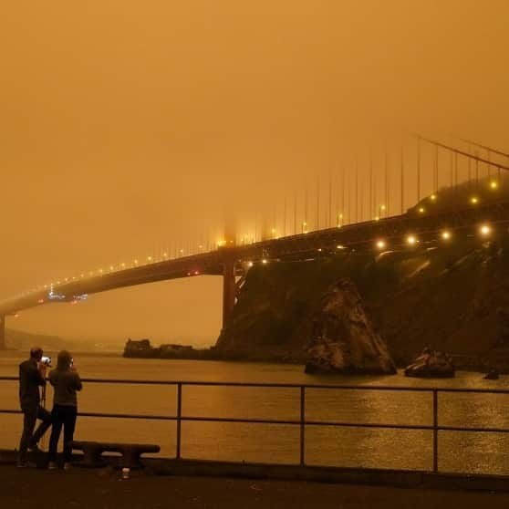 レスリー・フェラさんのインスタグラム写真 - (レスリー・フェラInstagram)「I had to hold my breath just to get my mail this morning. And the orange haze outside — it feels like we’re living on Mars. The smoke is so bad in some cities (like San Francisco), the sun is entirely blocked. My thoughts and prayers go out to all of the CA firefighters and rescue workers who are working hard to contain the many wild fires throughout CA, as well as to all of the families dealing with destruction and/or evacuation. Stay strong. Sending so much love and light to all of you. Climate change is REAL, folks. For ways you can help those affected by CA’s wildfires check out this link in my bio: https://www.thathelps.com/ways-to-help-people-affected-by-california-wildfires/  Be safe out there!  . . . #cawildfires #climatechangeisreal #climatechange #helpingothers #firefightersareheroes #firefighters」9月11日 3時57分 - mslesleyfera