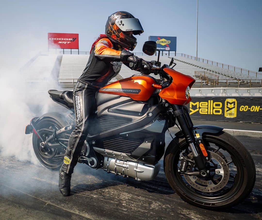 Harley-Davidsonさんのインスタグラム写真 - (Harley-DavidsonInstagram)「@AngelleSampey piloted the #LiveWire to set a new world record for elapsed time and top speed by an electric-powered production motorcycle on a drag racing course during the @NHRA #USNats.  The record breaking run covered the eighth-mile distance in 7.017-seconds and the full quarter-mile course in just 11.156 seconds at 110.35 mph.」9月11日 4時04分 - harleydavidson